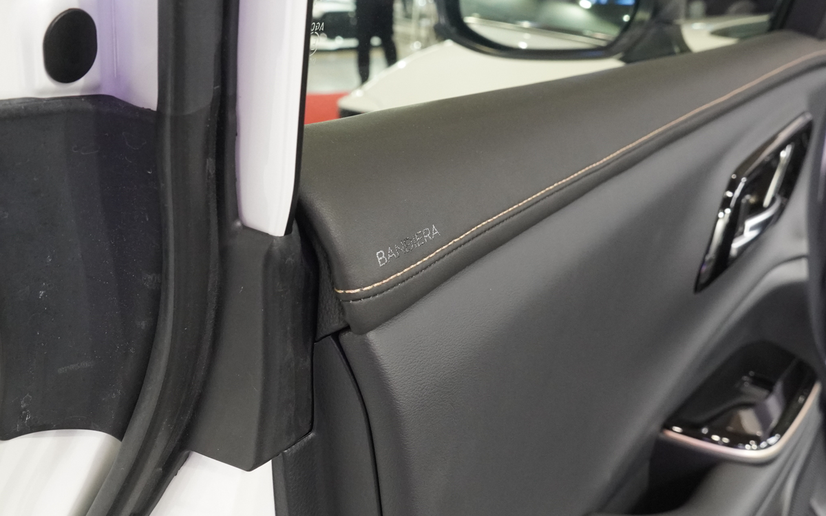 レザーパネルにはブランドロゴもある