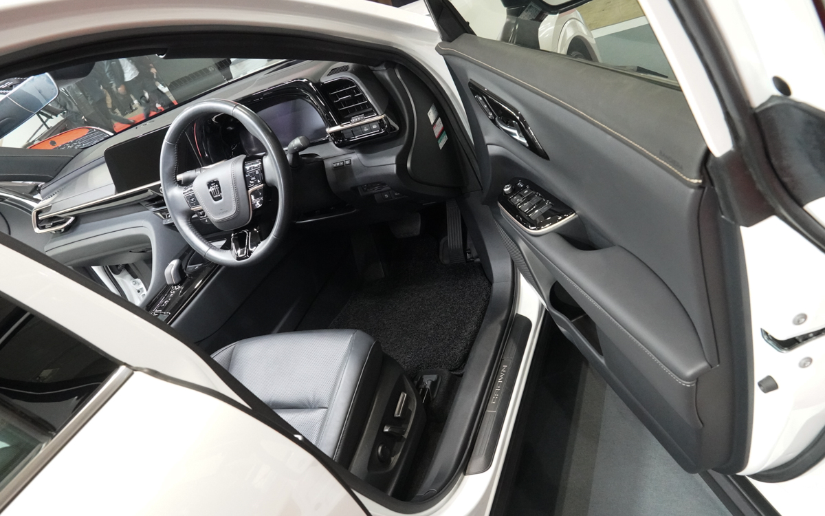 運転席のドアにもパネルが装着されている