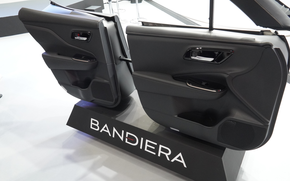 ドア単体の展示ではパーツを装着したドアとその反対側に標準状態のドアがあり、比較ができる