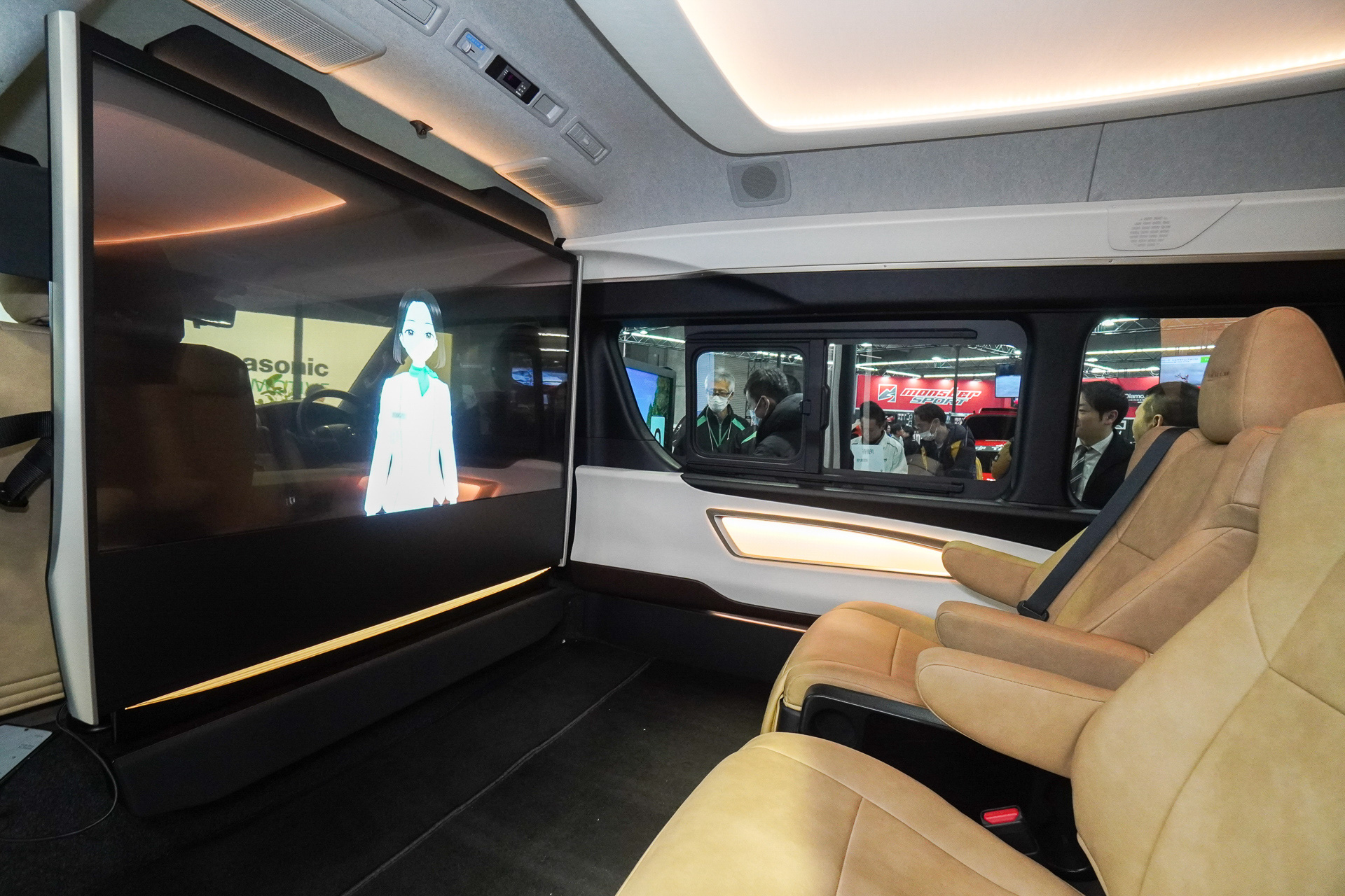 大型の透過ディスプレイを設置し、AIアテンドと会話ができる観光送迎サービス「WELL Cabin GranLuxe」の車両内