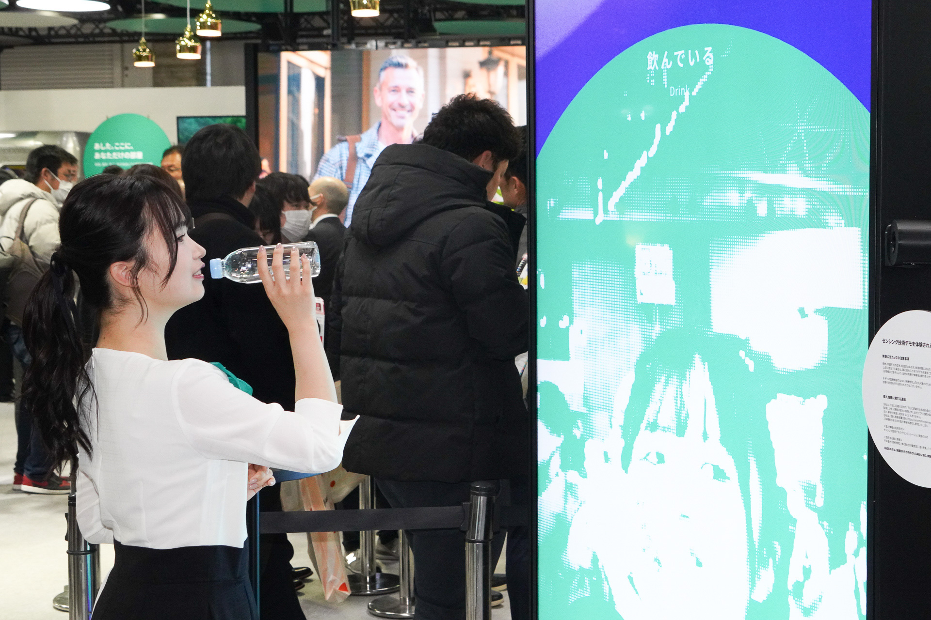 カメラで人の行動を推定するデモ。飲料を飲んでいる状態を感知