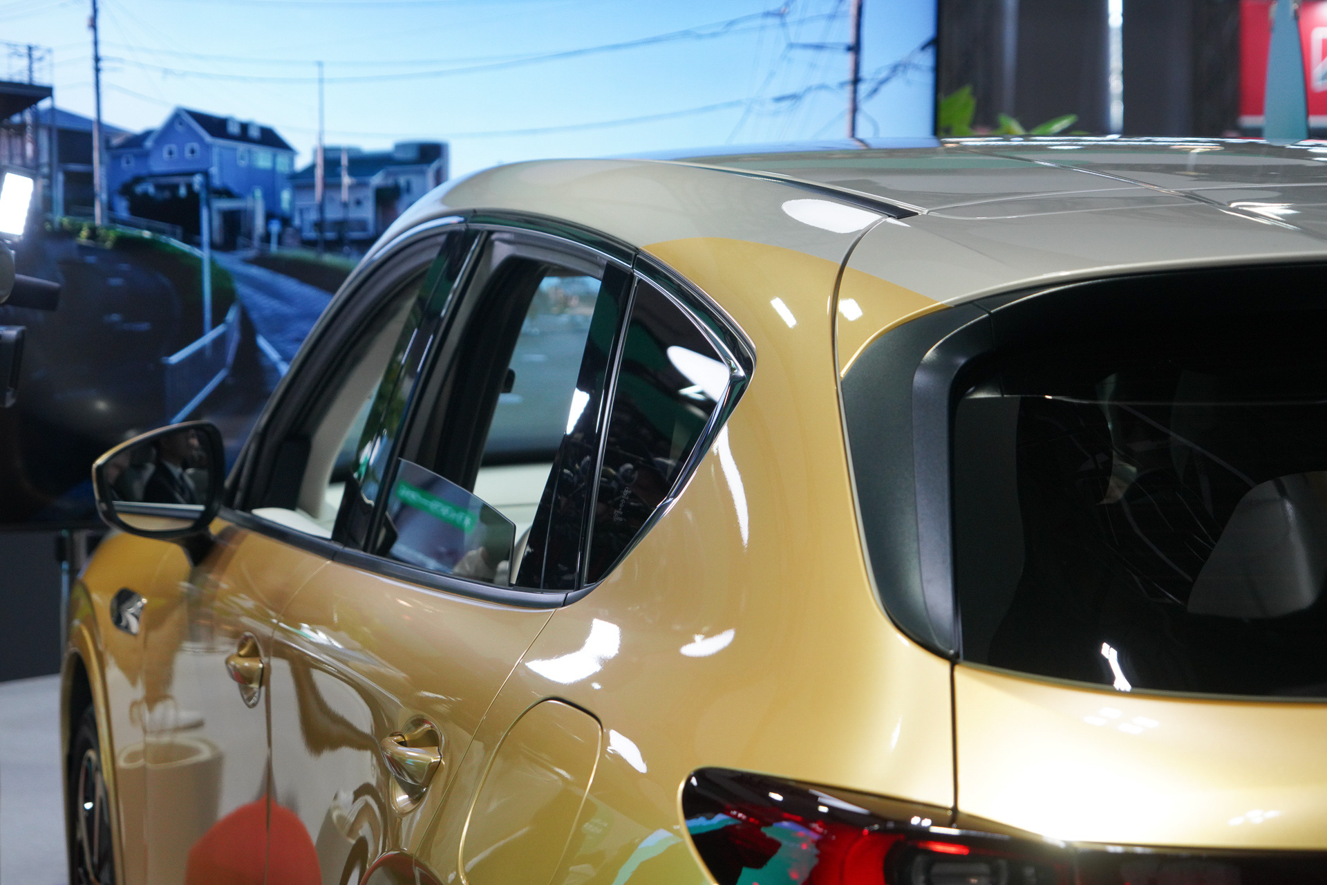 フロントウィンドウ前に道路などの風景映像が投影される