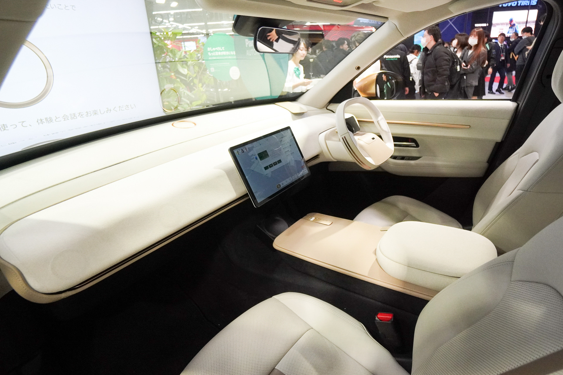 「WELL Cabin Craie2」の前席コクピット