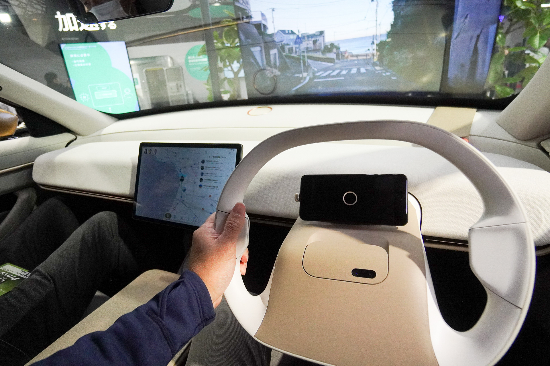 ステアリングは画面の動きに合わせて微振動して、動いているよう