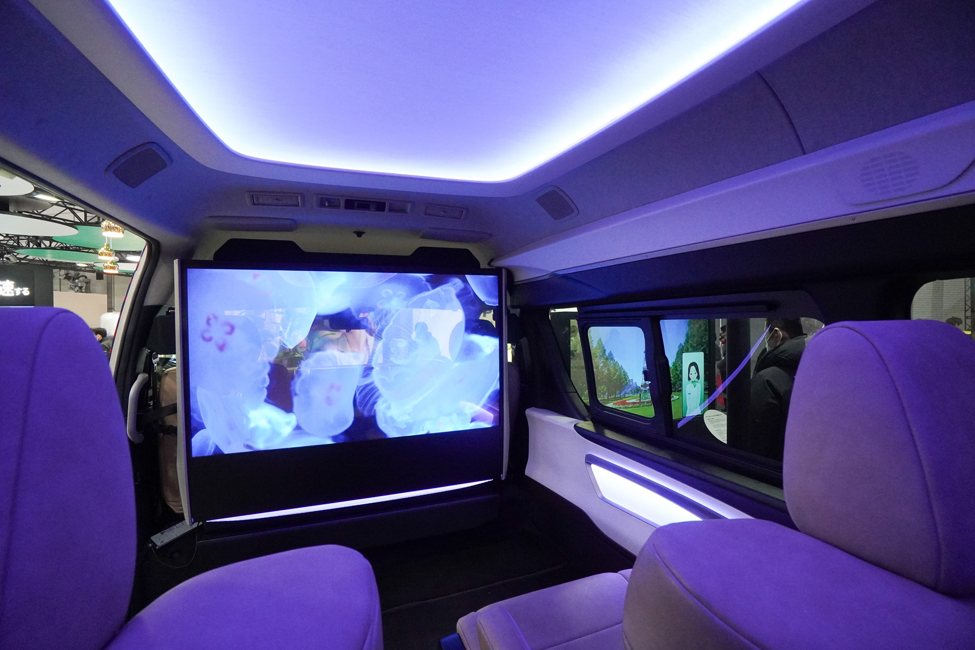 クラゲの映像を投影したところ。車内の照明も連動する