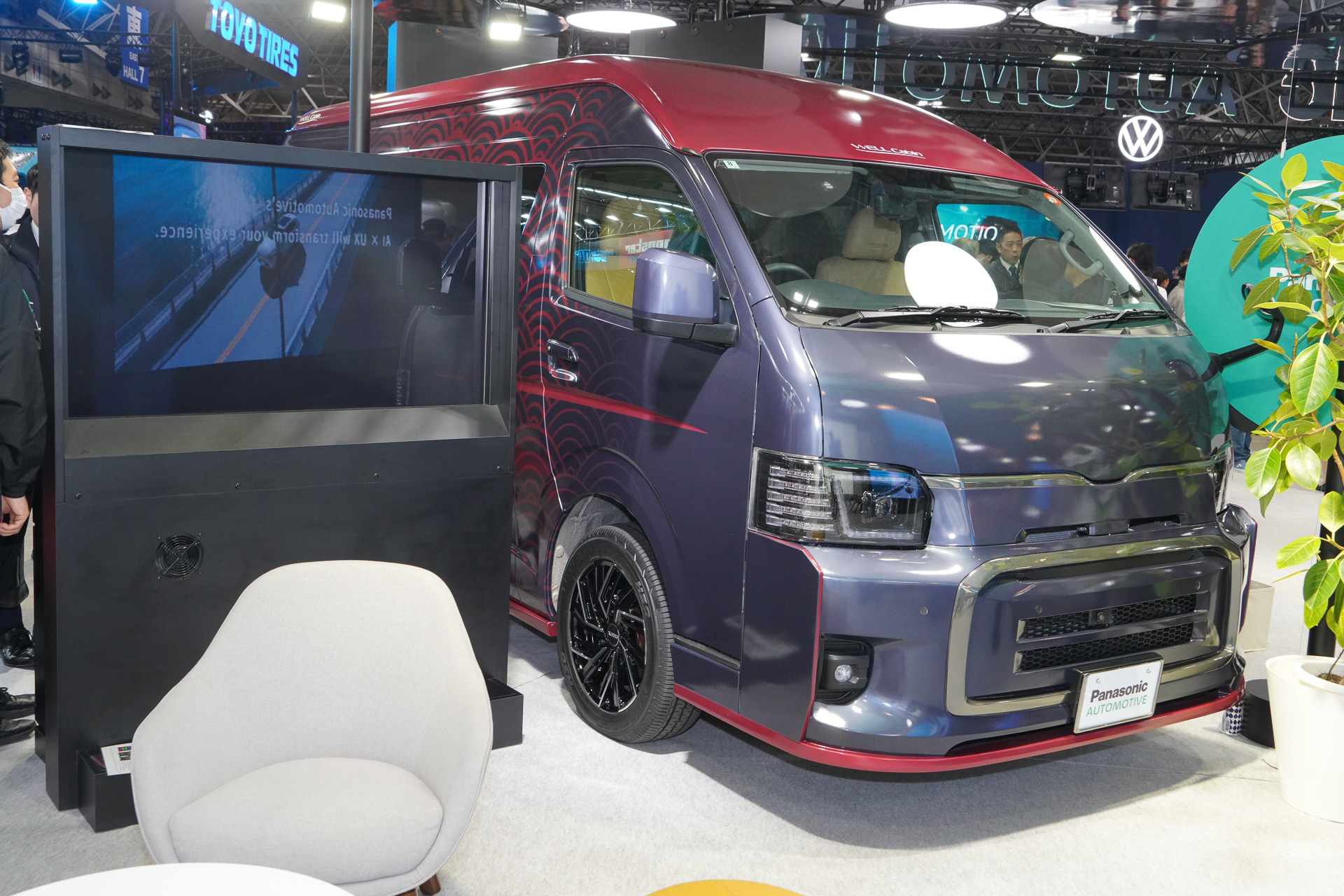 外側にも透過ディスプレイが設置されている