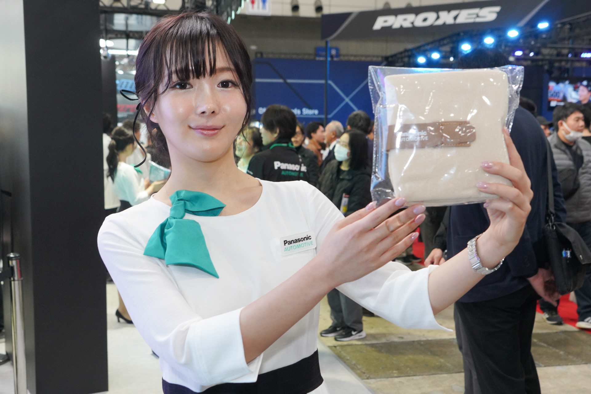 コンパクトに折りたたんで持ち運べるオリジナルブランケットのプレゼントがある