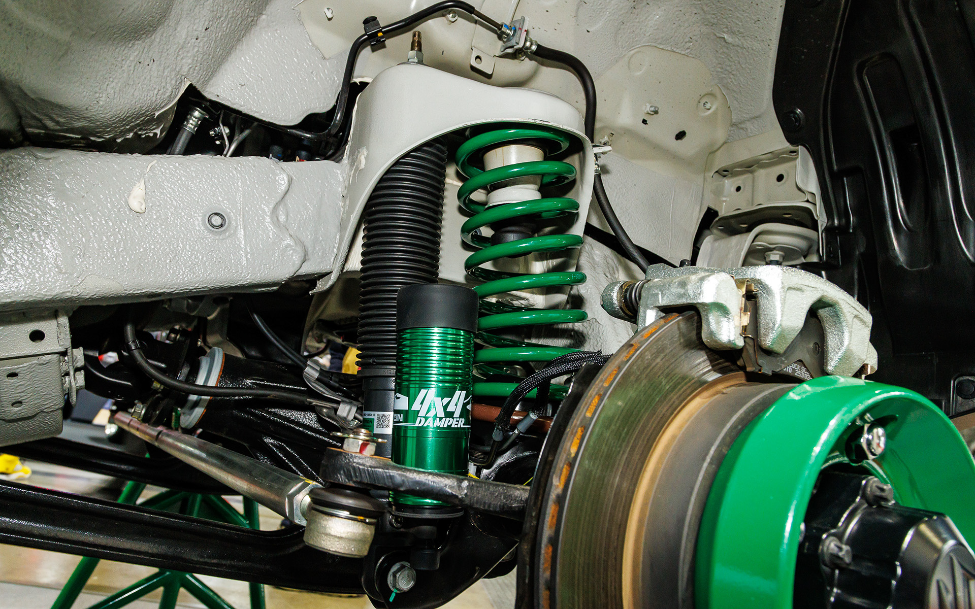 ジムニーノマドに「4×4 DAMPER GRAVEL 2」を装着するとともに、調整式スタビリンクロッドによってスタビライザーの角度を補正。ラテラルロッドの変更も行なわれている