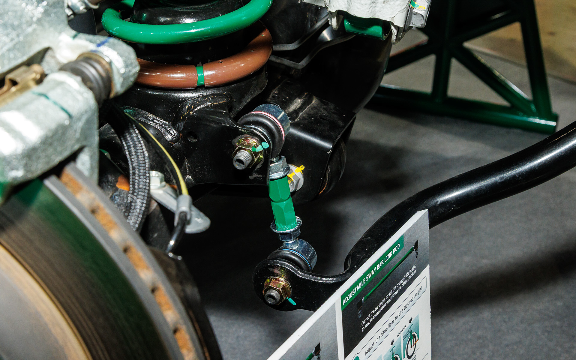 ジムニーノマドに「4×4 DAMPER GRAVEL 2」を装着するとともに、調整式スタビリンクロッドによってスタビライザーの角度を補正。ラテラルロッドの変更も行なわれている