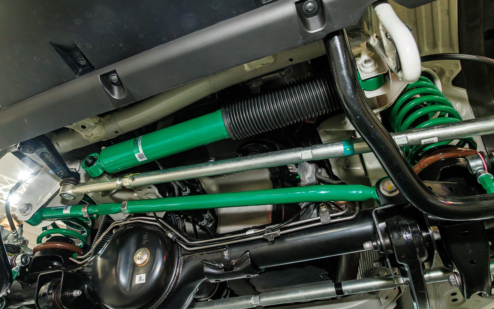 ジムニーノマドに「4×4 DAMPER GRAVEL 2」を装着するとともに、調整式スタビリンクロッドによってスタビライザーの角度を補正。ラテラルロッドの変更も行なわれている