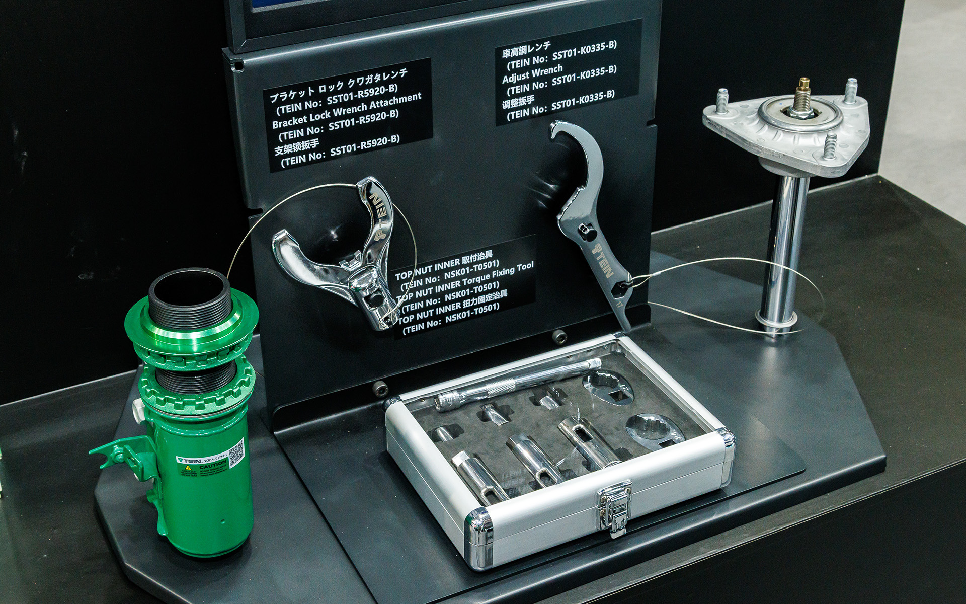 テインの車高調整式サスペンション専用に作られたスペシャル工具