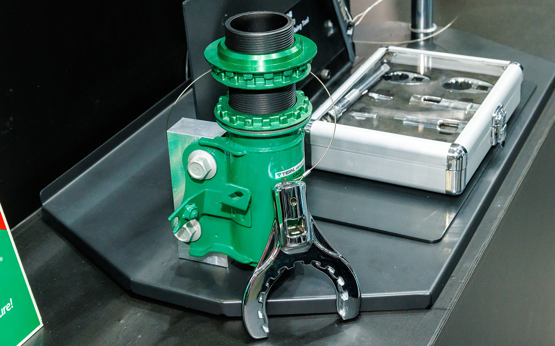 テインの車高調整式サスペンション専用に作られたスペシャル工具