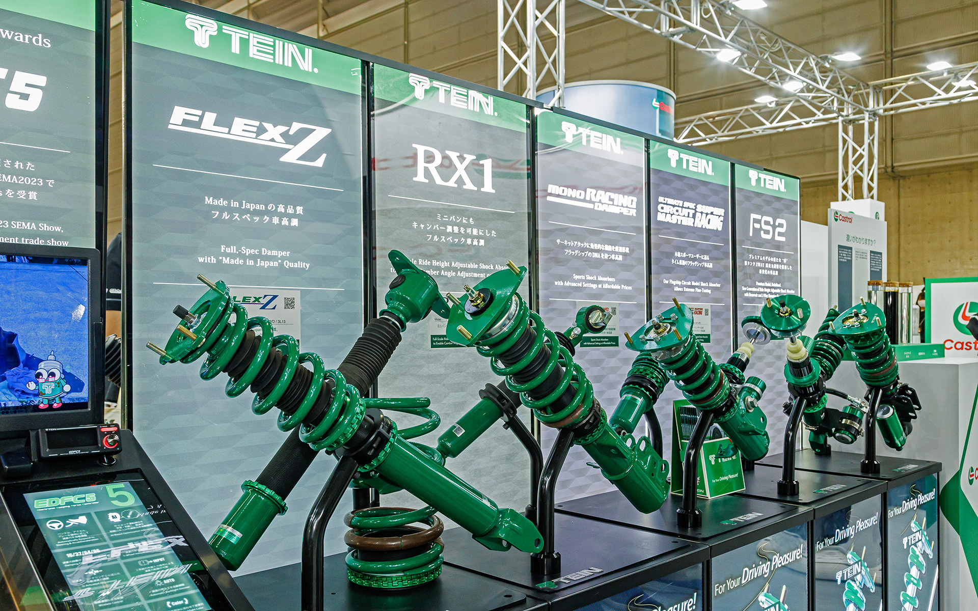 ブースでは多数の車高調正式サスペンションも展示されている