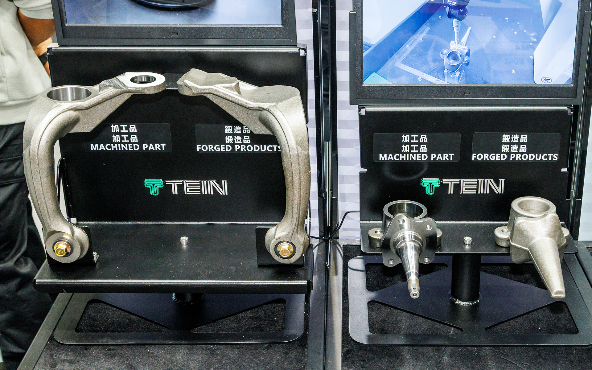 セリカ（ST205）用スーパーストラット（左）とAE86用スピンドル（右）