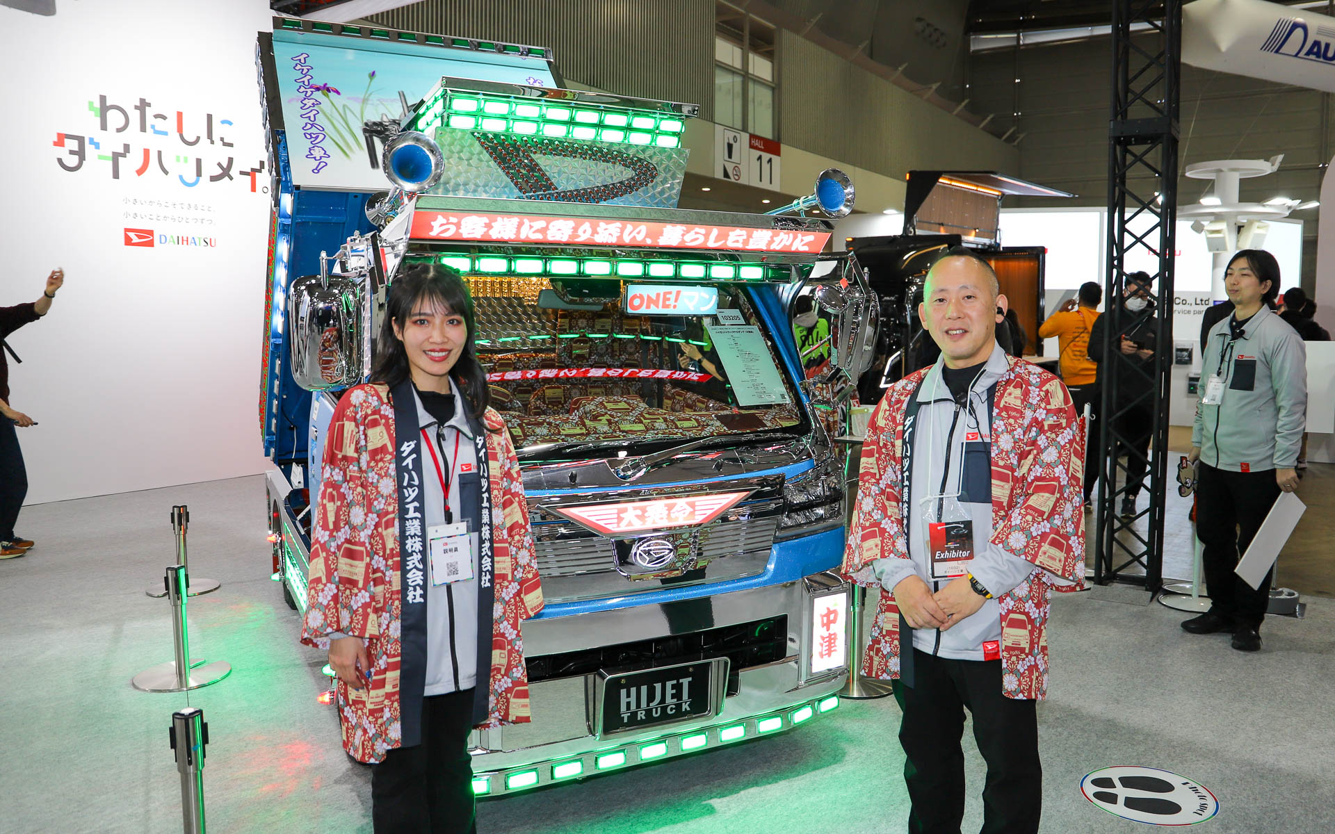 右がダイハツ工業のショーカーデザインでおなじみ（？）の米山知良氏。左は内装のデザインと、後述する歴代ハイゼットのグラフィック化の担当者