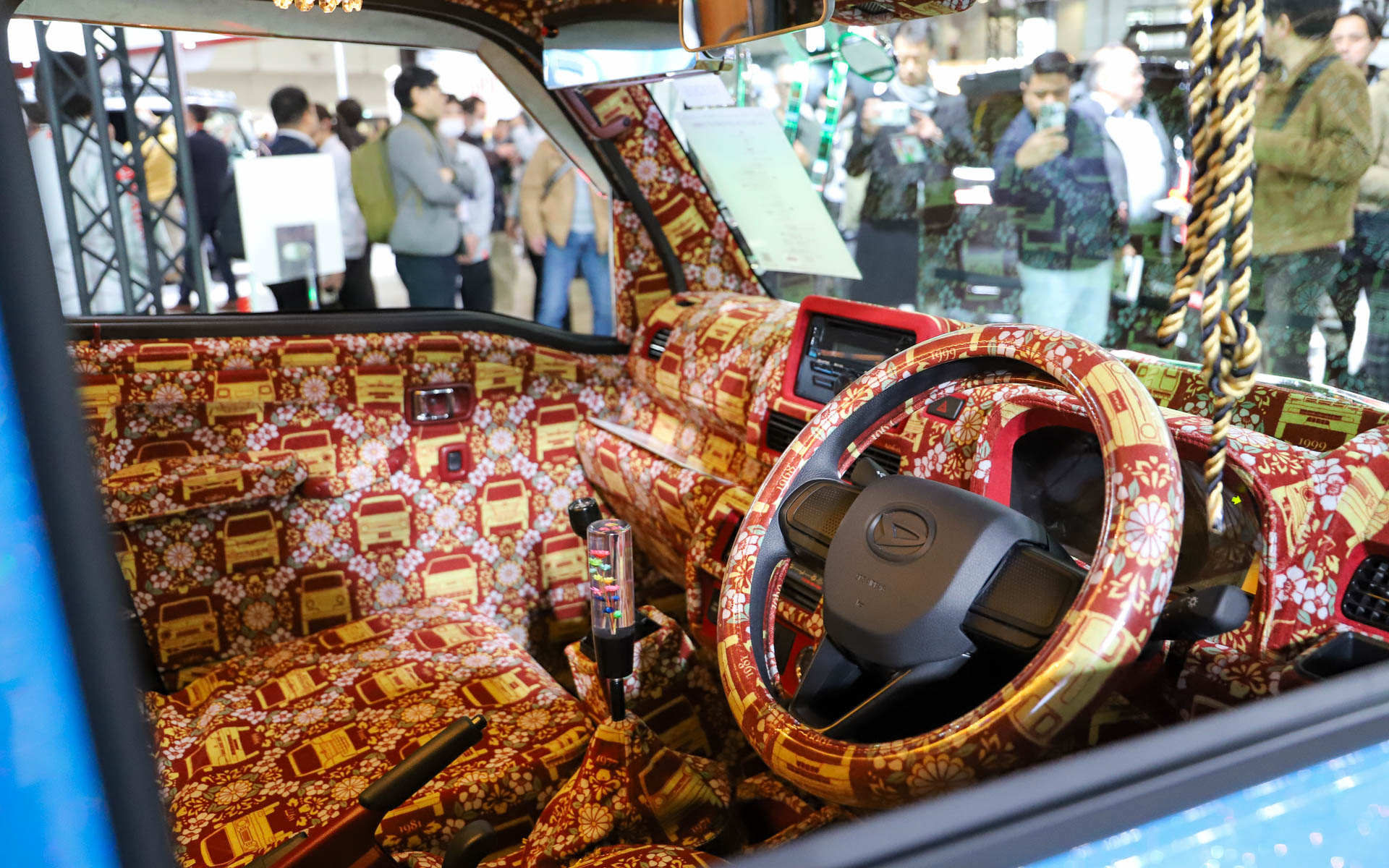 実際の「金華山」生地の柄の大きさや間隔など、細かい部分まで再現しているという。シフトノブはしっかり水中花