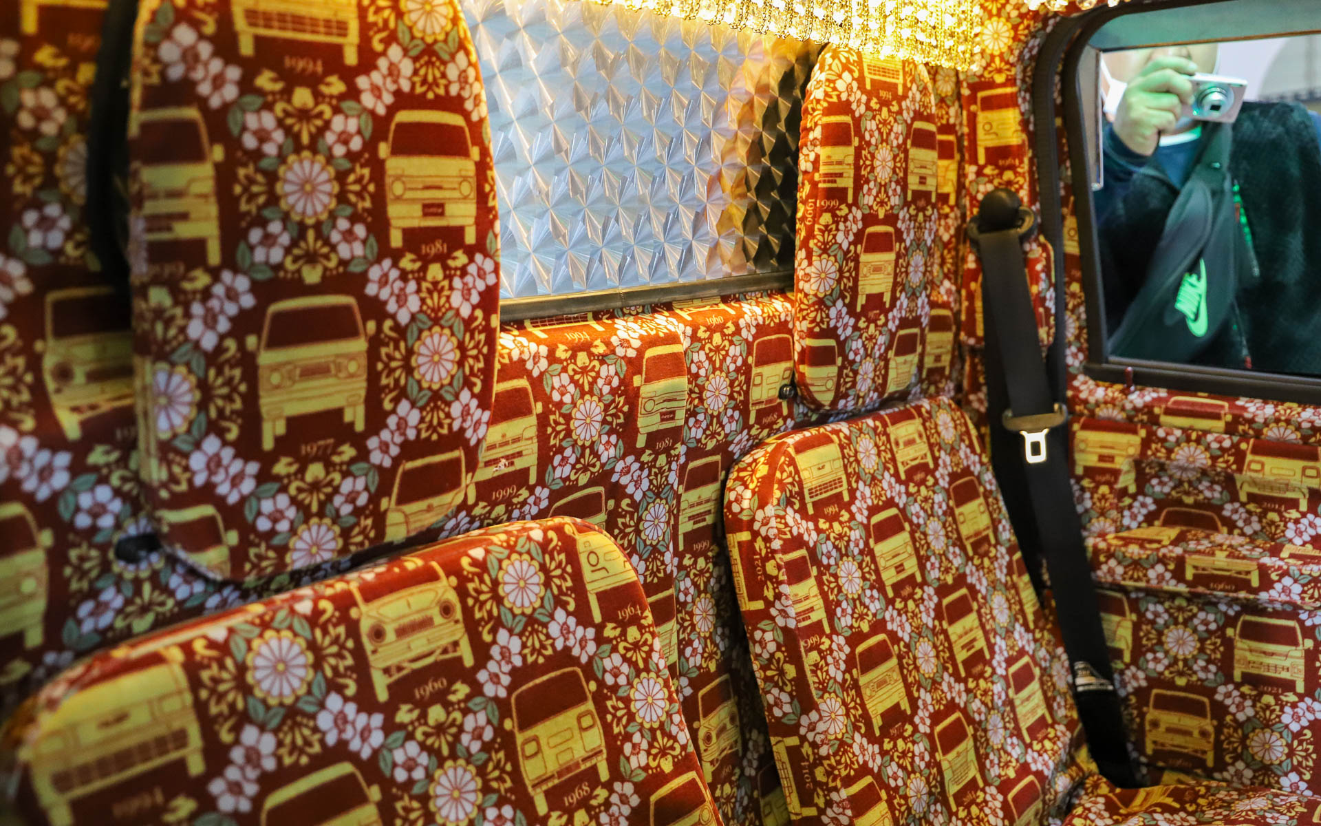 歴代ハイゼットのほか、池田市花のサツキツツジ、中津市花の菊に、ウォンバットの愛らしいイラストが用いられている。内装を見ると軽自動車とは思えない華やかさ