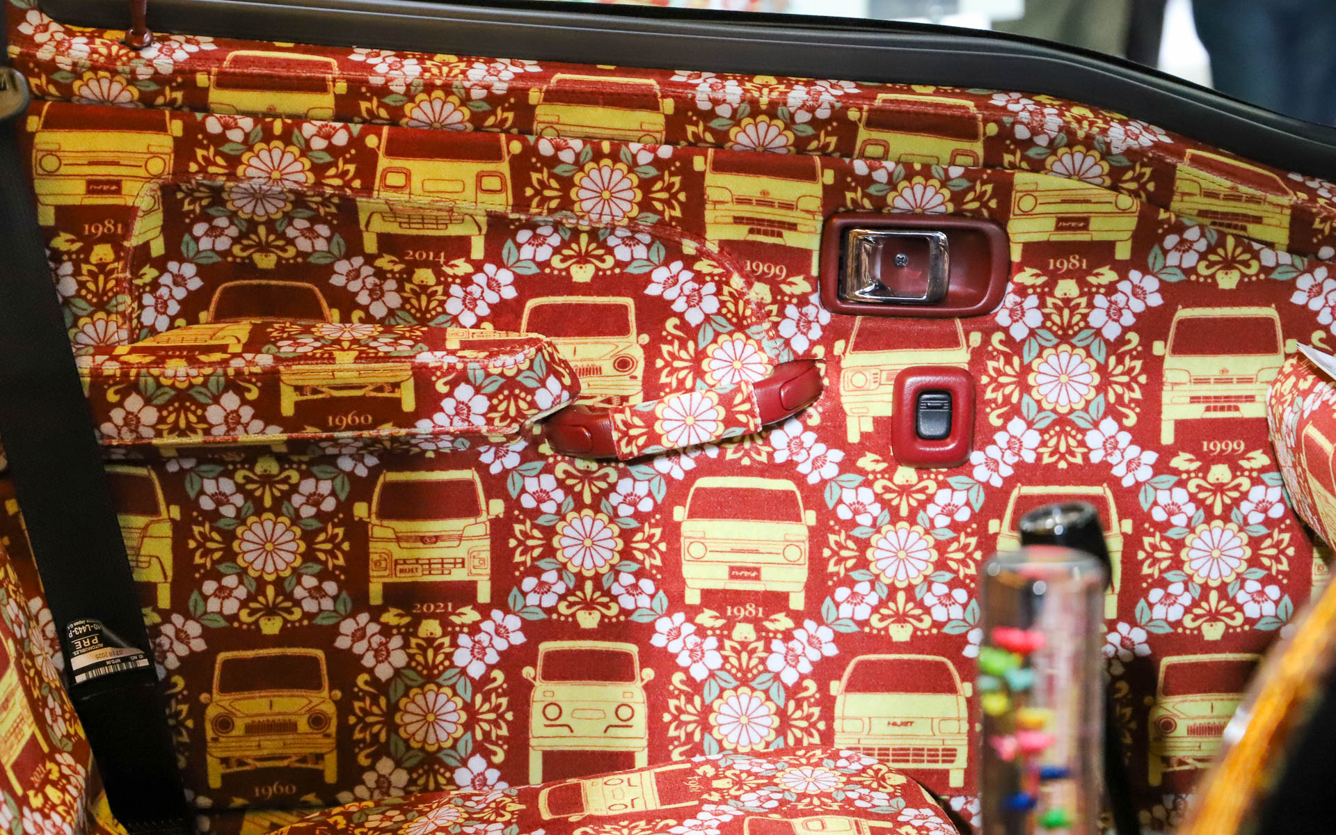 歴代ハイゼットのほか、池田市花のサツキツツジ、中津市花の菊に、ウォンバットの愛らしいイラストが用いられている。内装を見ると軽自動車とは思えない華やかさ