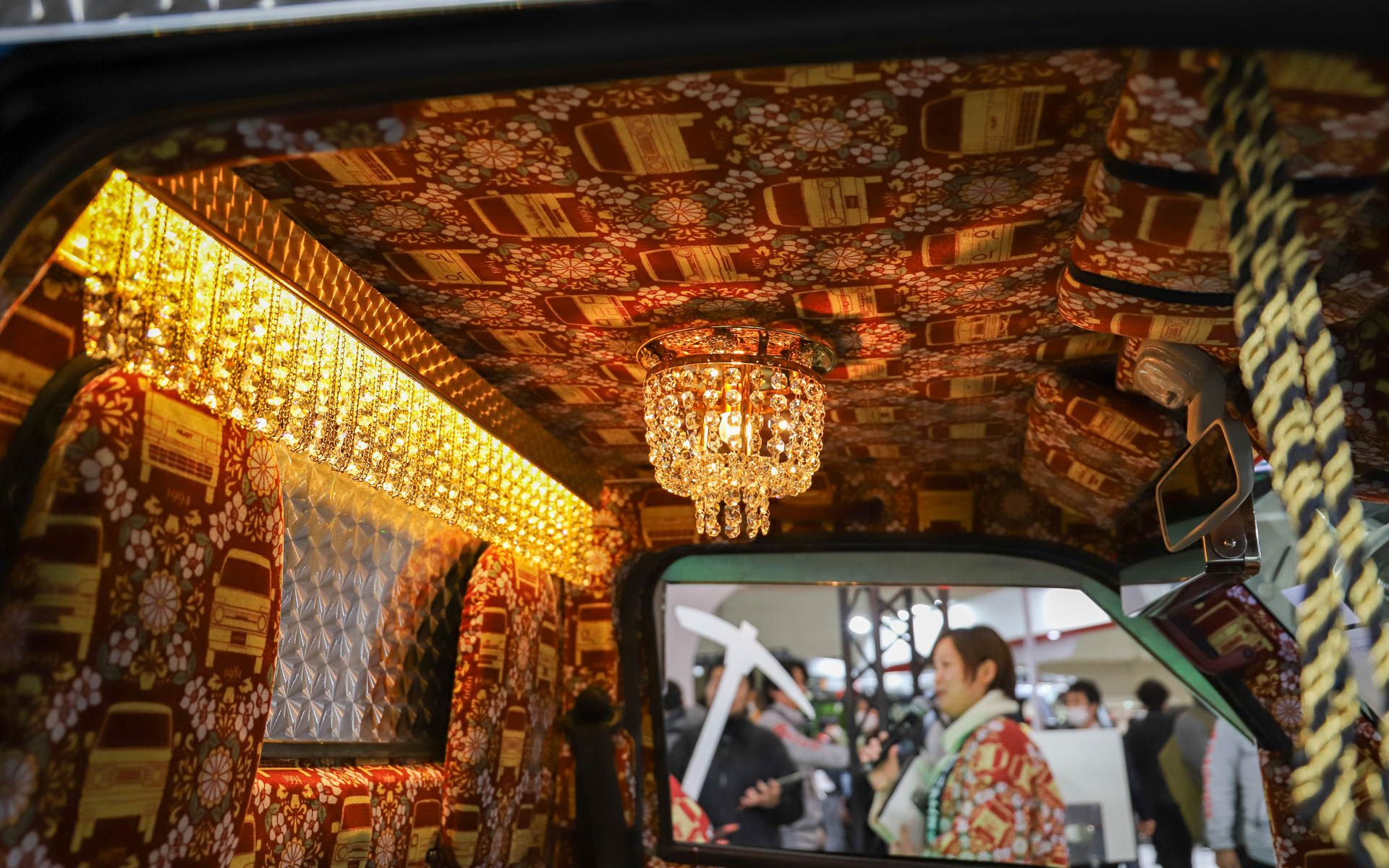 キラキラ輝くシャンデリアは、デザインはそのままに軽自動車サイズにカスタマイズされている（トラロープ……？）