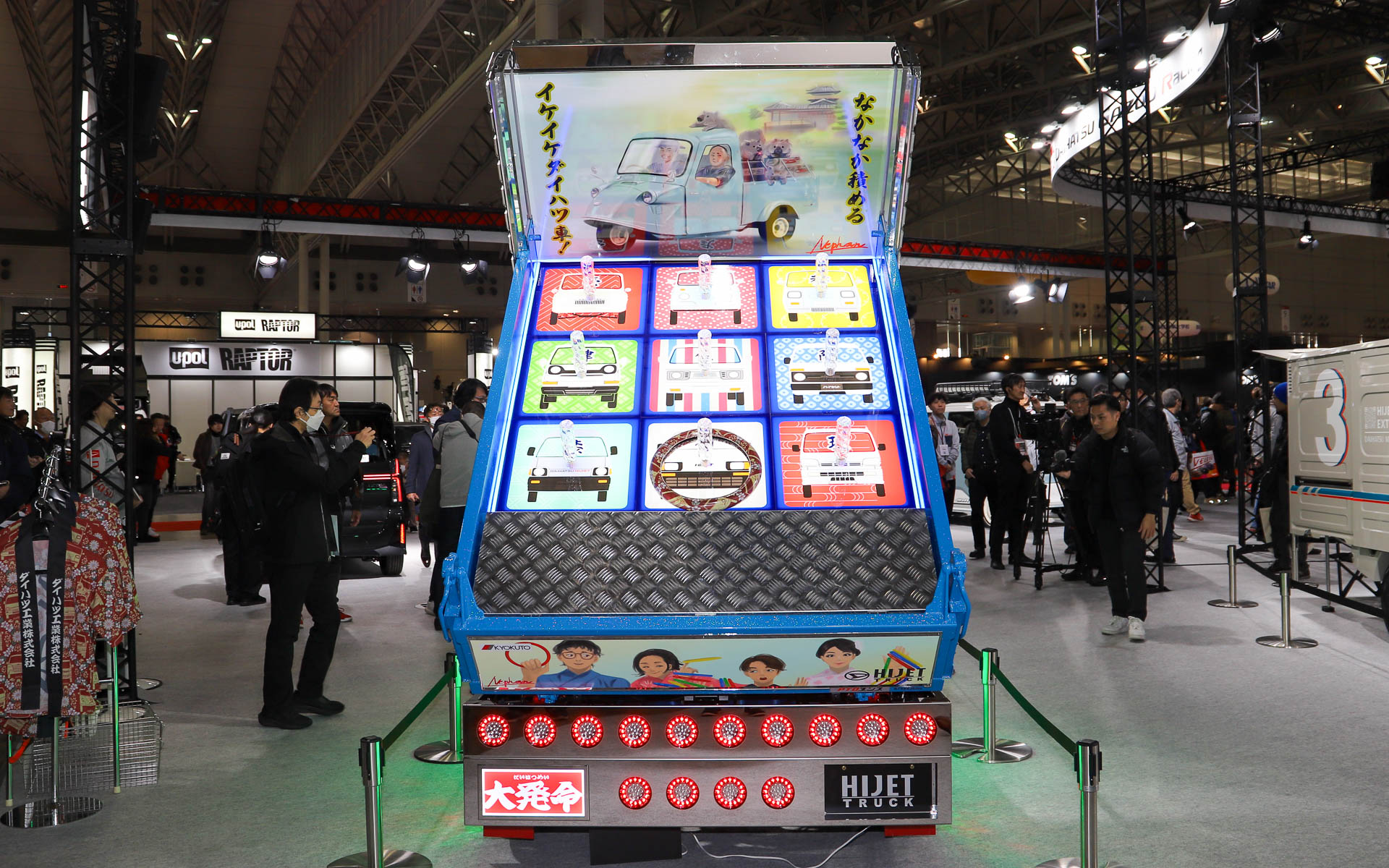 ひと目見て「なぜ輪投げ？」と思ったが、荷台の寸法は公式・競技用輪投げのちょうど2倍と言われると、なんとなくしっくりくるサイズ感。歴代ハイゼットがピカピカ光る