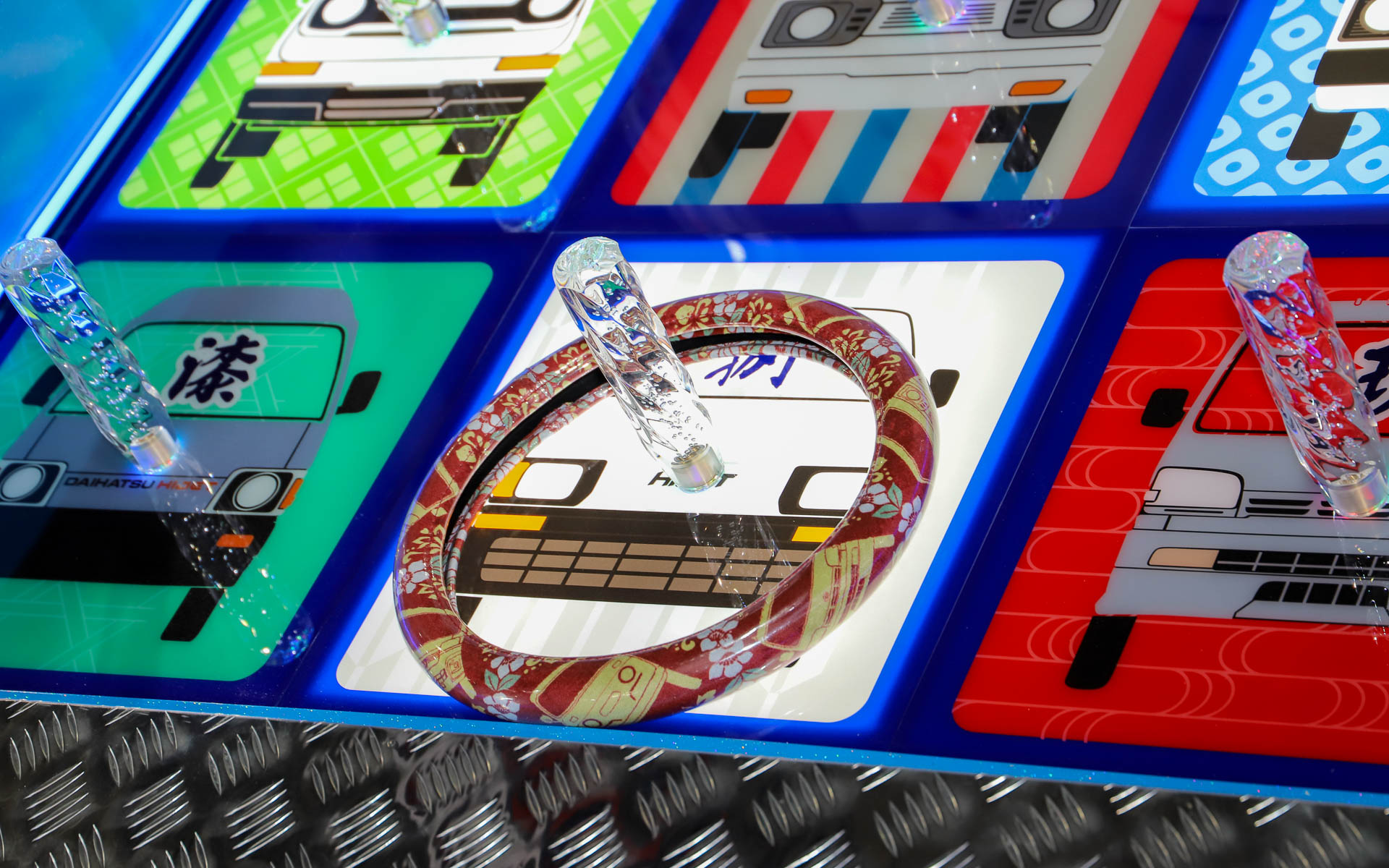 ステアリングカバーも内装と同じデザインの柄が用いられているオリジナル品