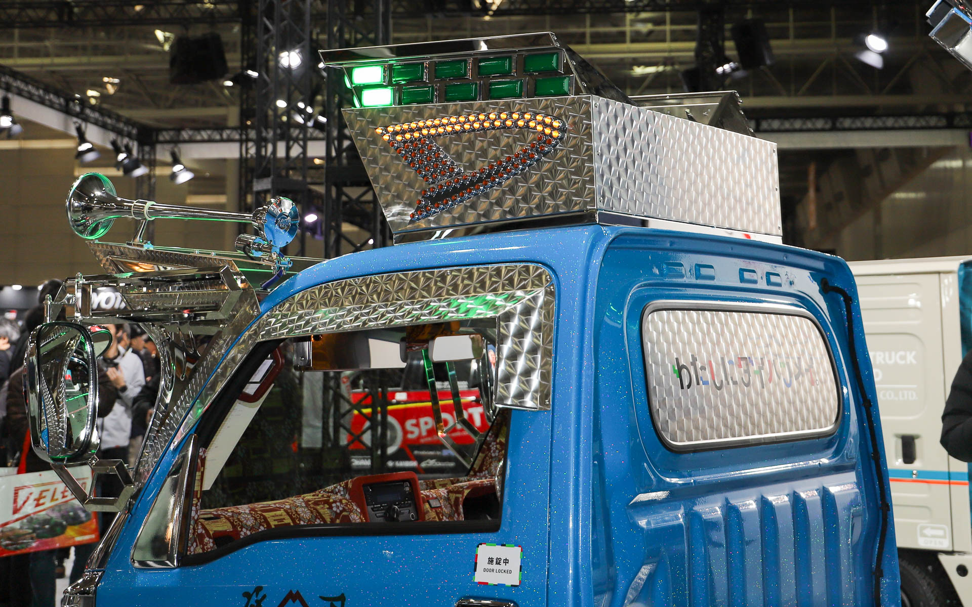 くるくると回りながら光るダイハツマーク