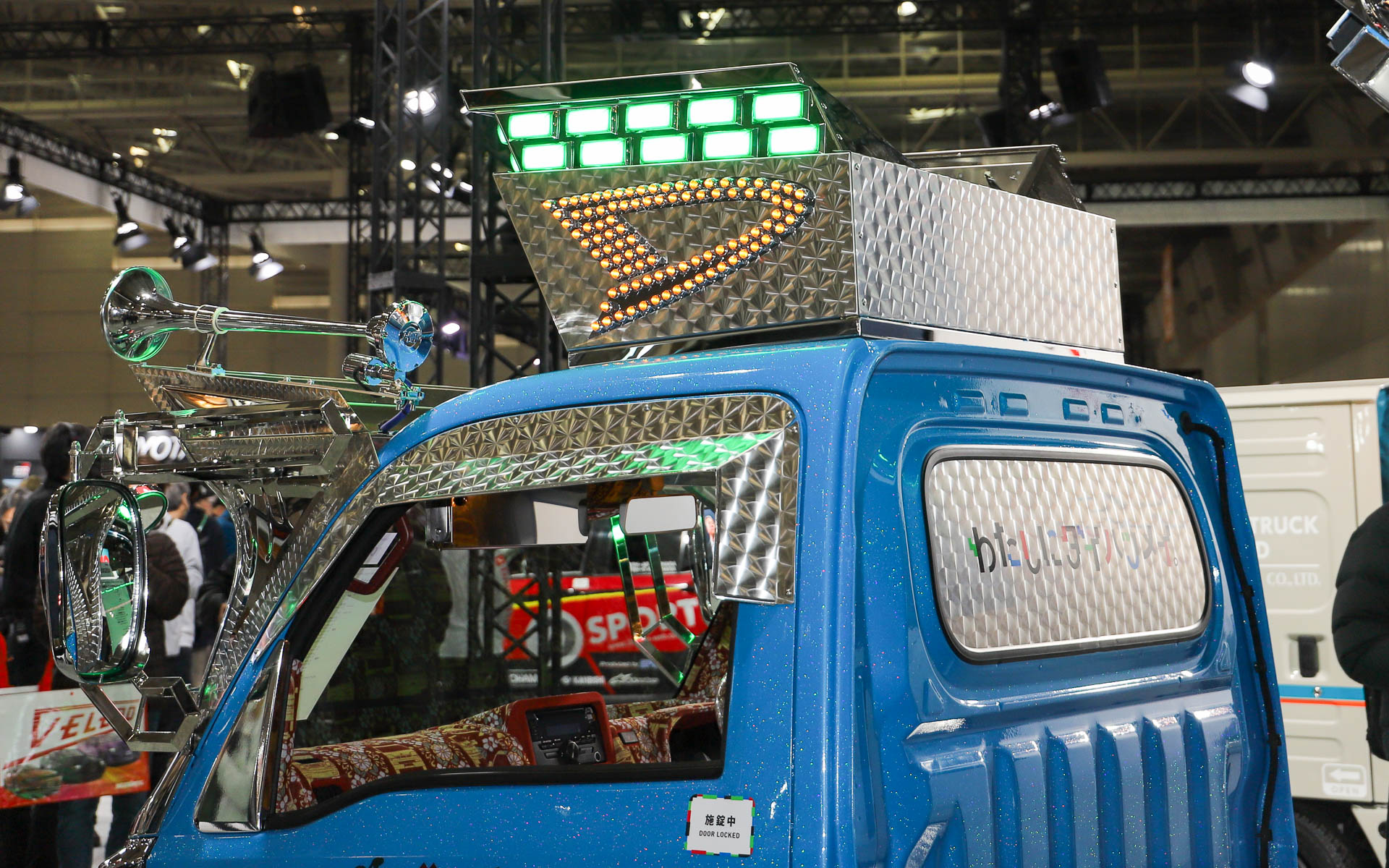 くるくると回りながら光るダイハツマーク