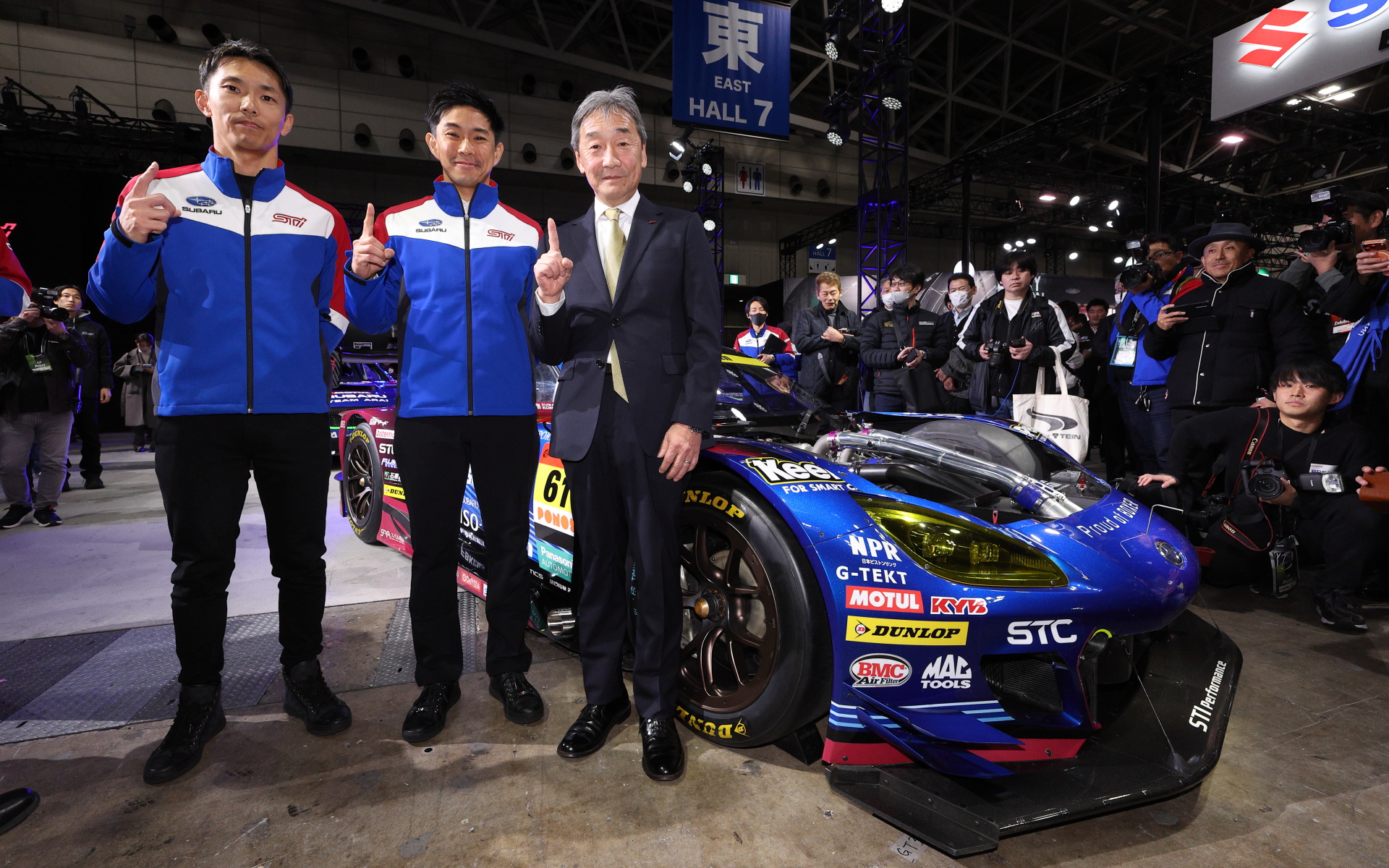 左から山内英輝選手、井口卓人選手、STI代表取締役社長 賚寛海氏