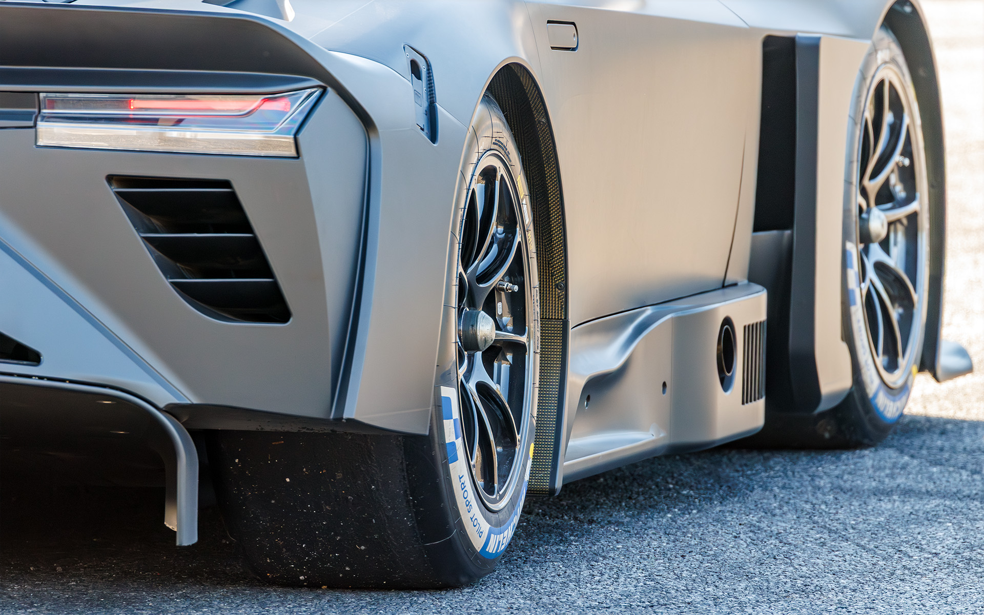 GR GT3。こちらはレーシングスリックを装着していることもあって派手なホイールスピンを見せていた