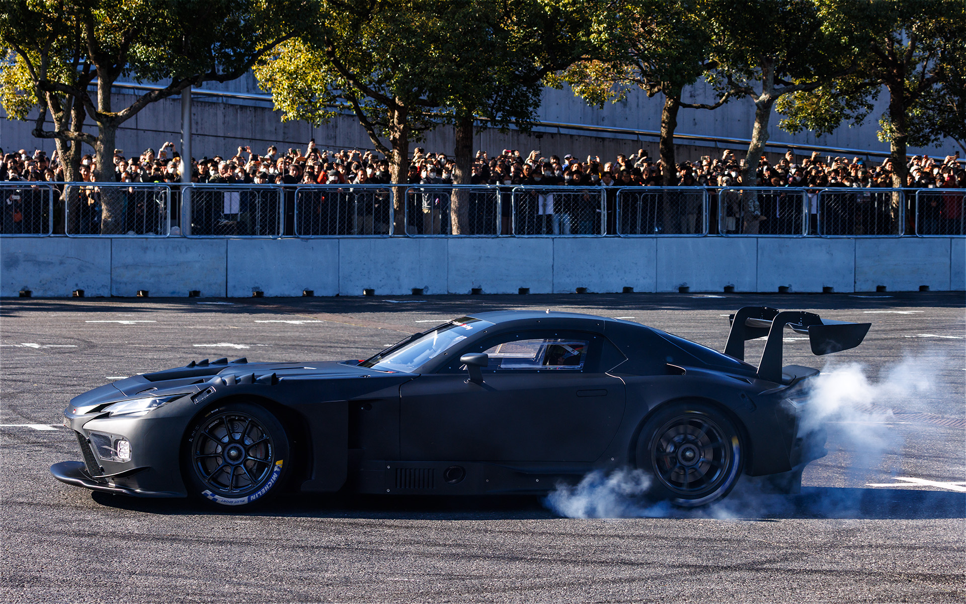 GR GT3。こちらはレーシングスリックを装着していることもあって派手なホイールスピンを見せていた