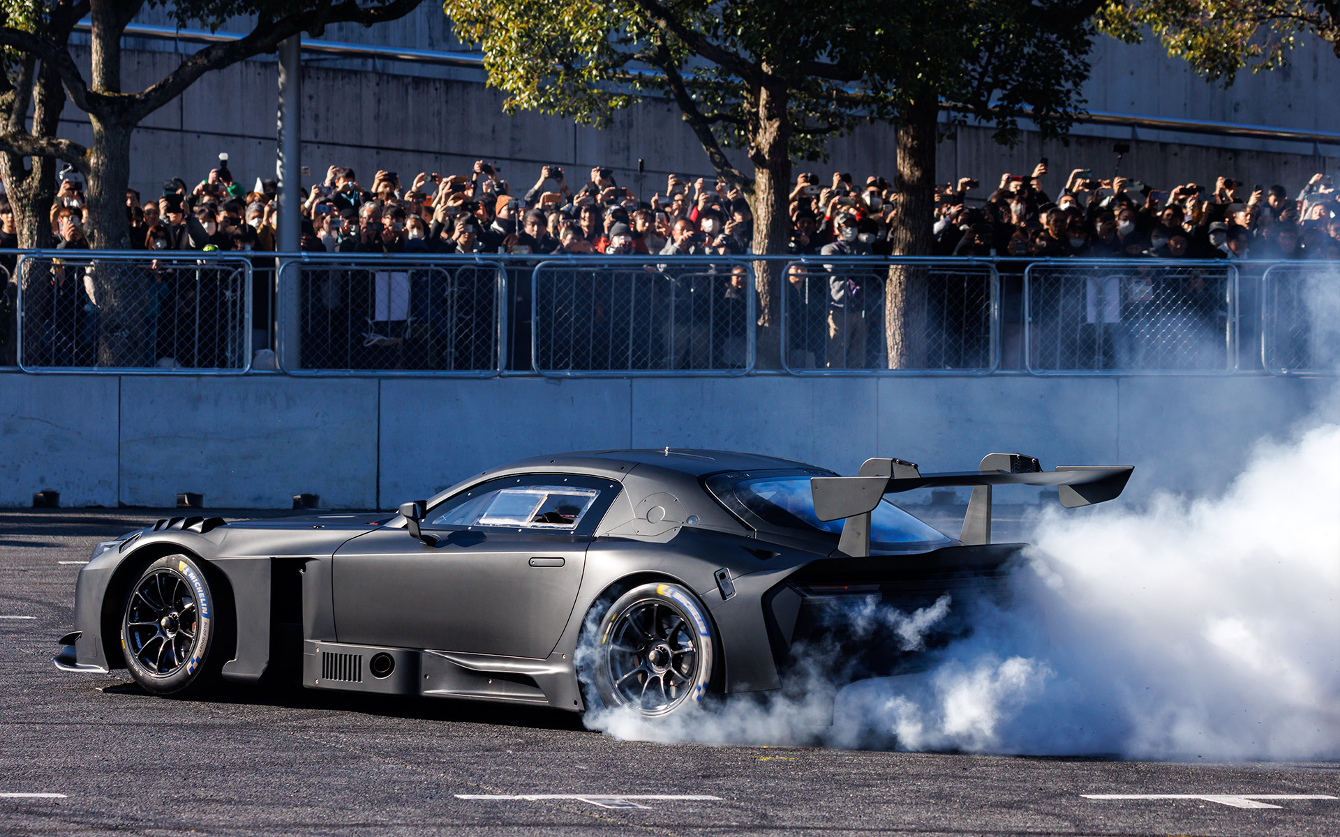 GR GT3。こちらはレーシングスリックを装着していることもあって派手なホイールスピンを見せていた