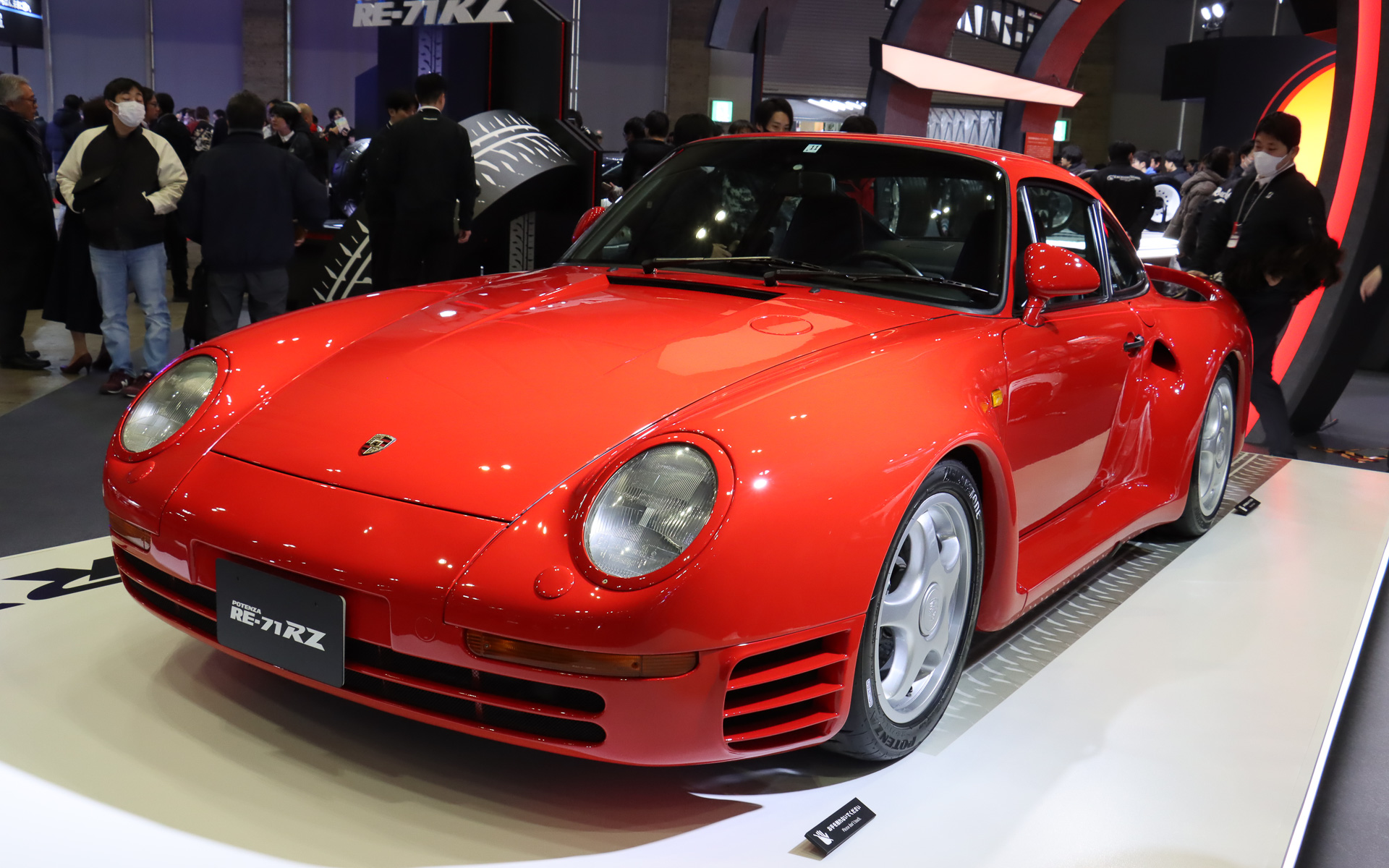 1985年に「ポテンザ RE71」が海外メーカー車両に初めて純正装着タイヤとして採用された「ポルシェ 959」。ブースではポテンザ RE-71RZを装着して展示されている
