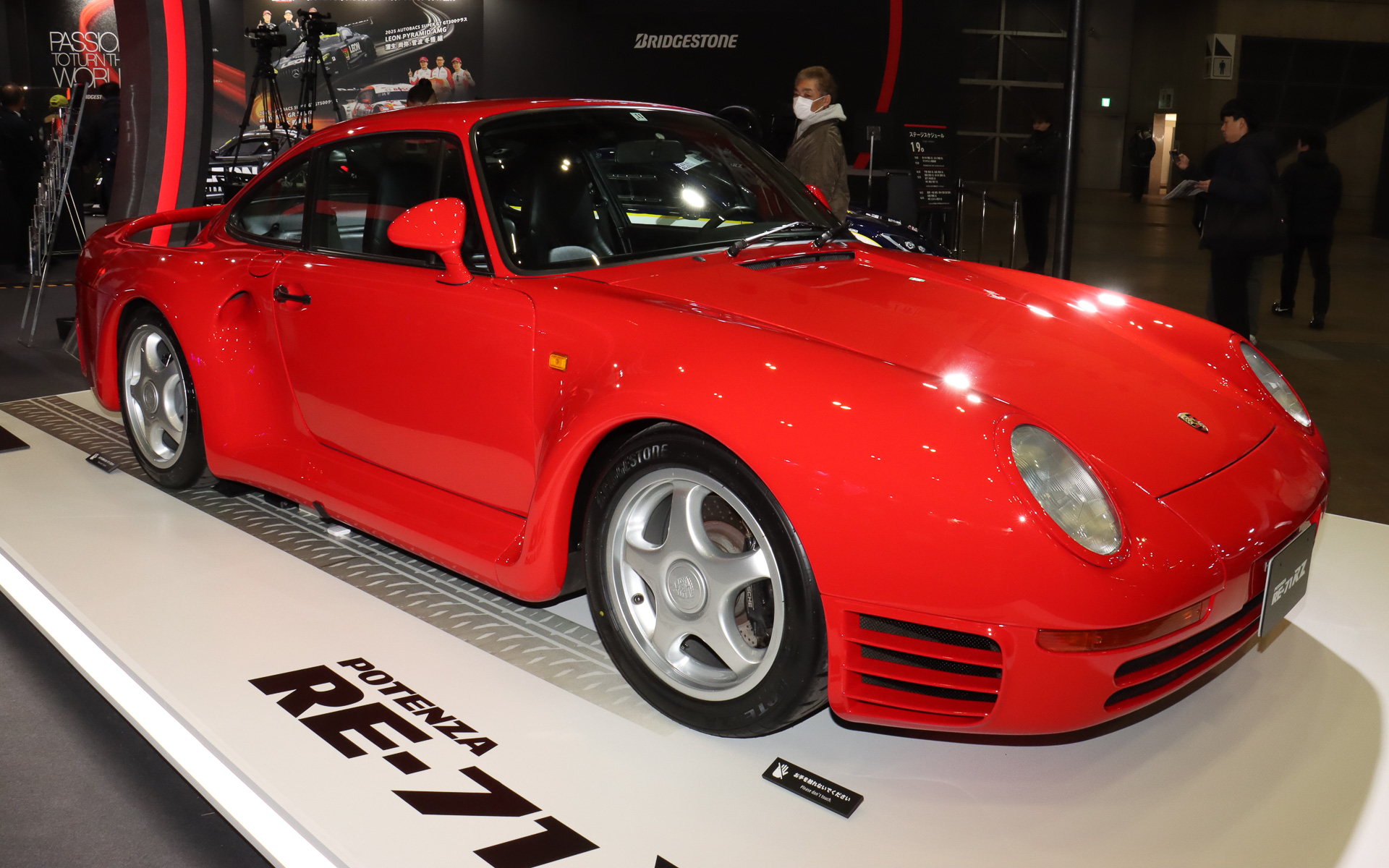 1985年に「ポテンザ RE71」が海外メーカー車両に初めて純正装着タイヤとして採用された「ポルシェ 959」。ブースではポテンザ RE-71RZを装着して展示されている