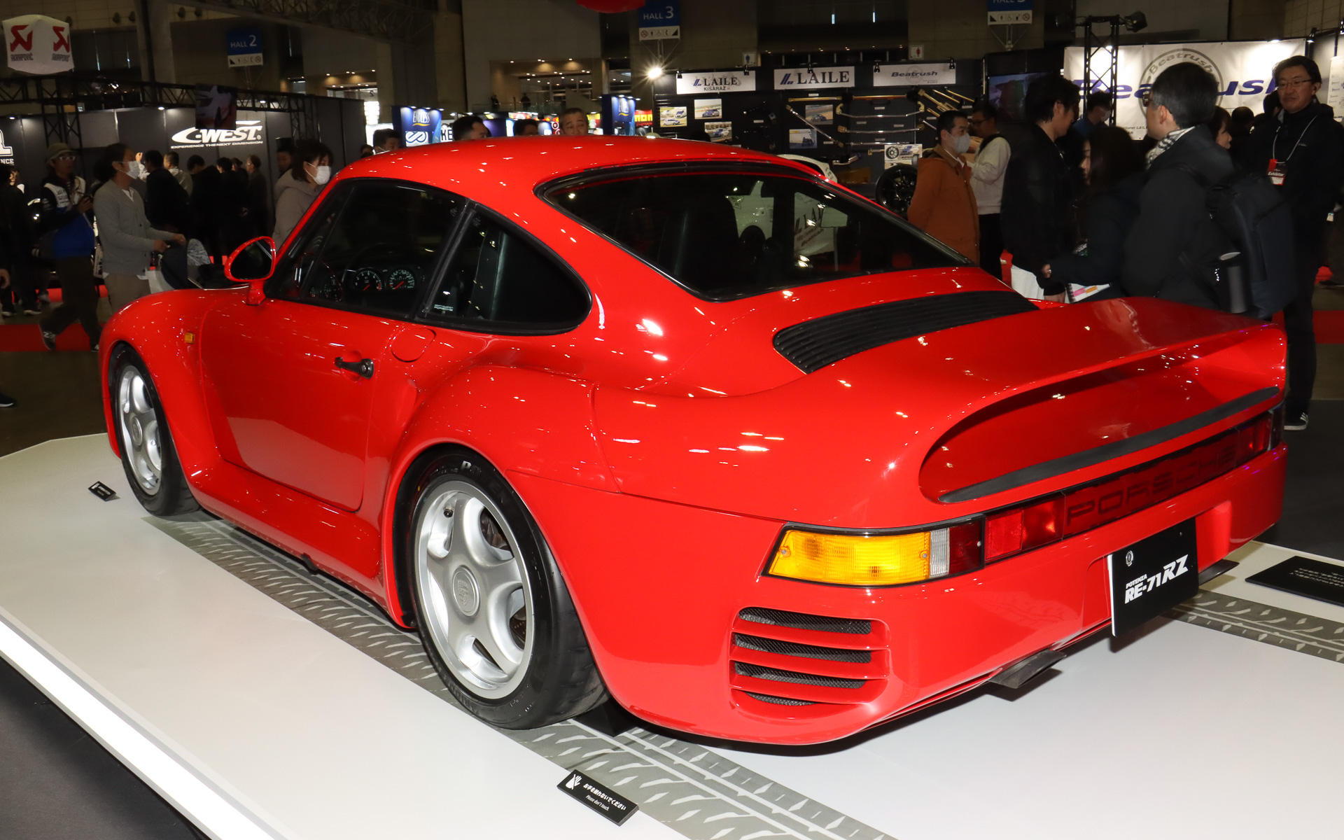 1985年に「ポテンザ RE71」が海外メーカー車両に初めて純正装着タイヤとして採用された「ポルシェ 959」。ブースではポテンザ RE-71RZを装着して展示されている