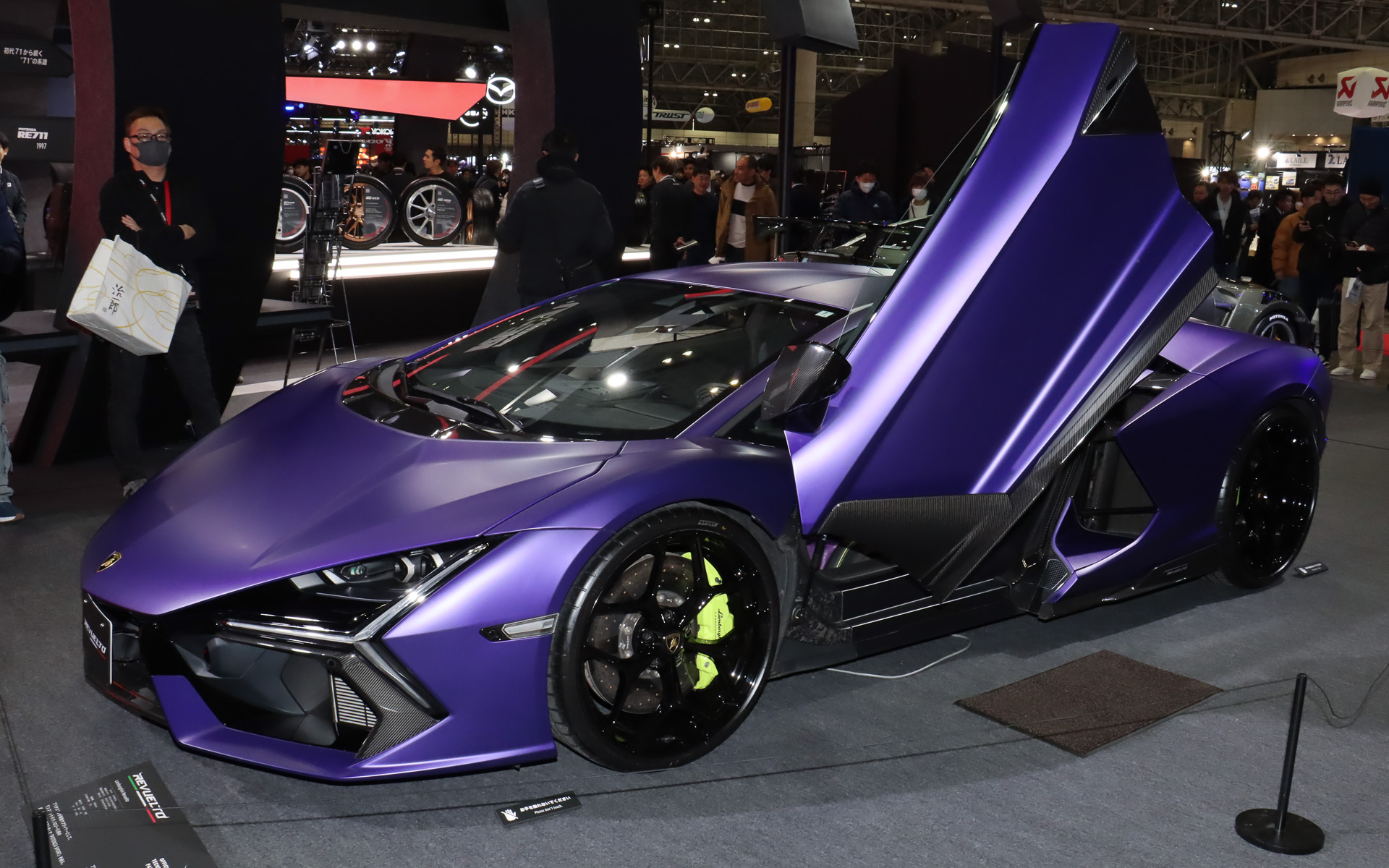 ブリヂストンとランボルギーニが共同開発したプレミアムタイヤ「ポテンザ スポーツ」を新車装着する「レヴエルト」