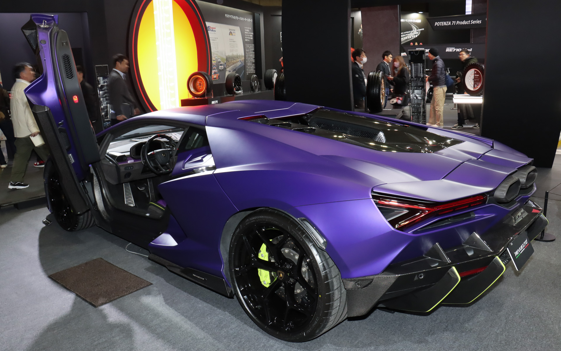 ブリヂストンとランボルギーニが共同開発したプレミアムタイヤ「ポテンザ スポーツ」を新車装着する「レヴエルト」