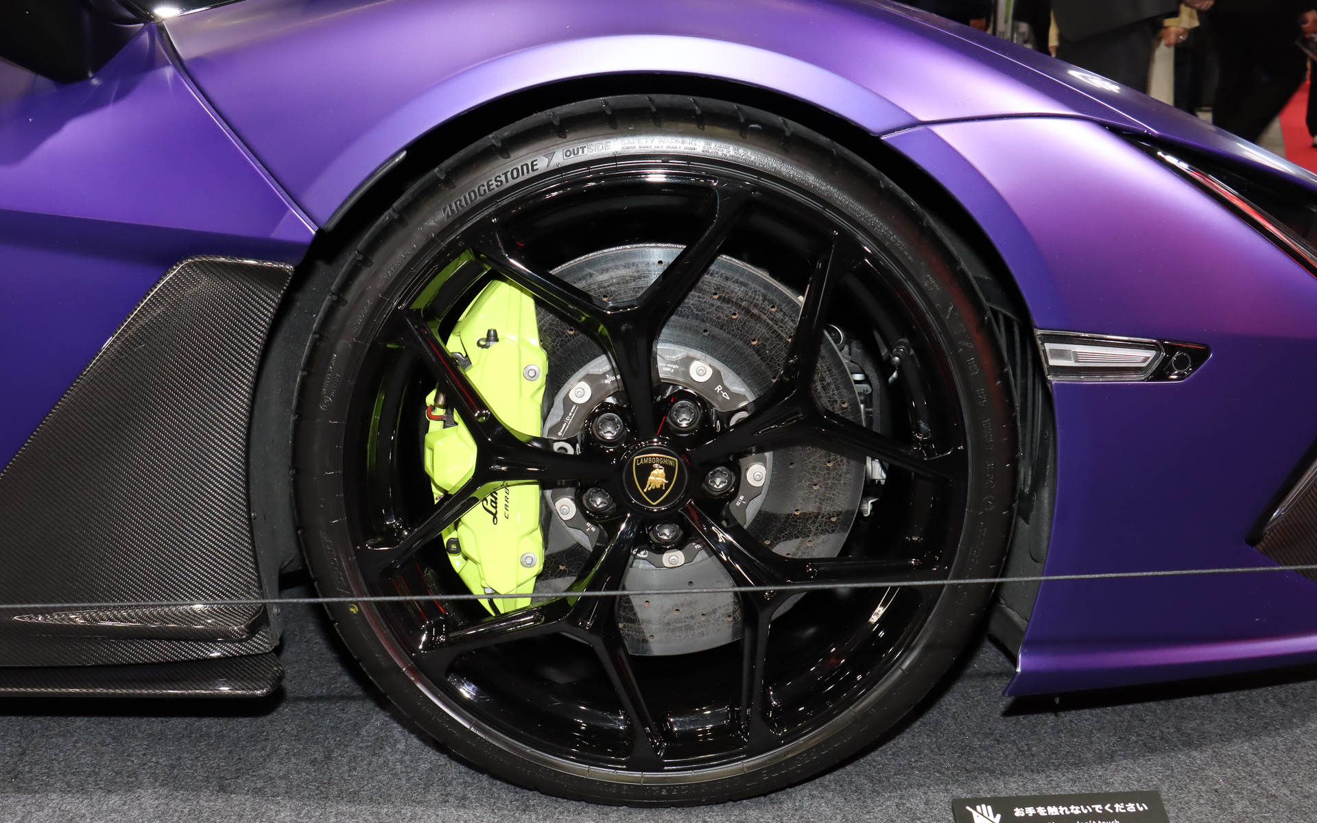 ブリヂストンとランボルギーニが共同開発したプレミアムタイヤ「ポテンザ スポーツ」を新車装着する「レヴエルト」