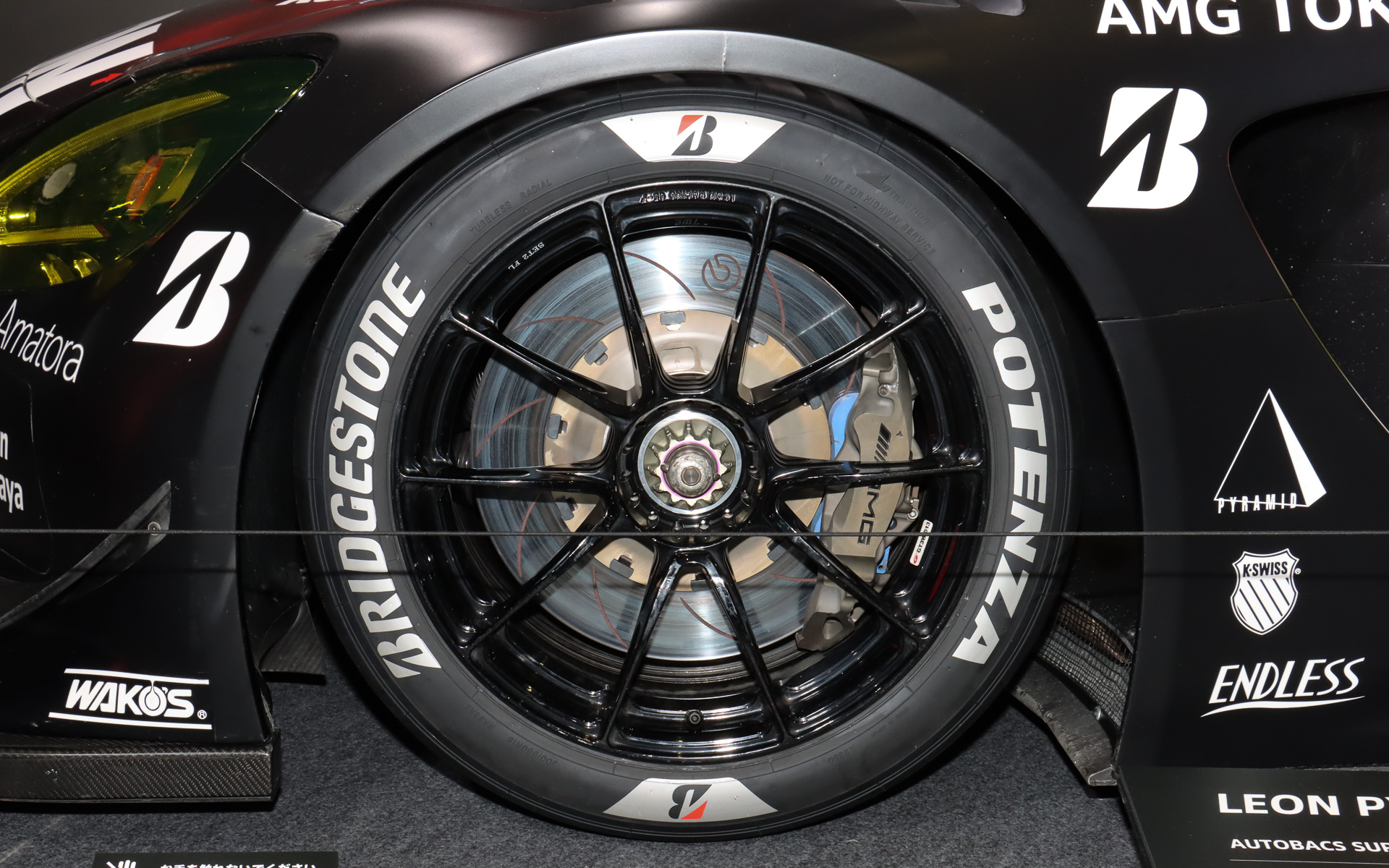 タイヤサイズはフロントが300/680R18、リアが330/40R18。ホイールはTWS製となる