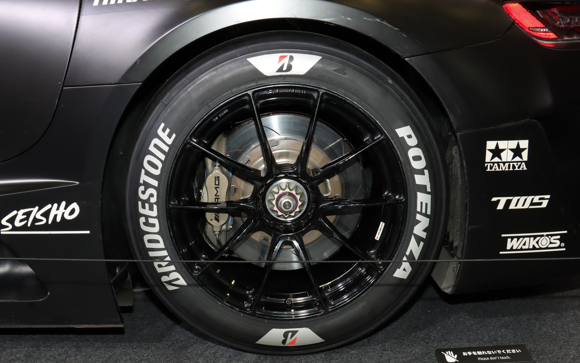 タイヤサイズはフロントが300/680R18、リアが330/40R18。ホイールはTWS製となる