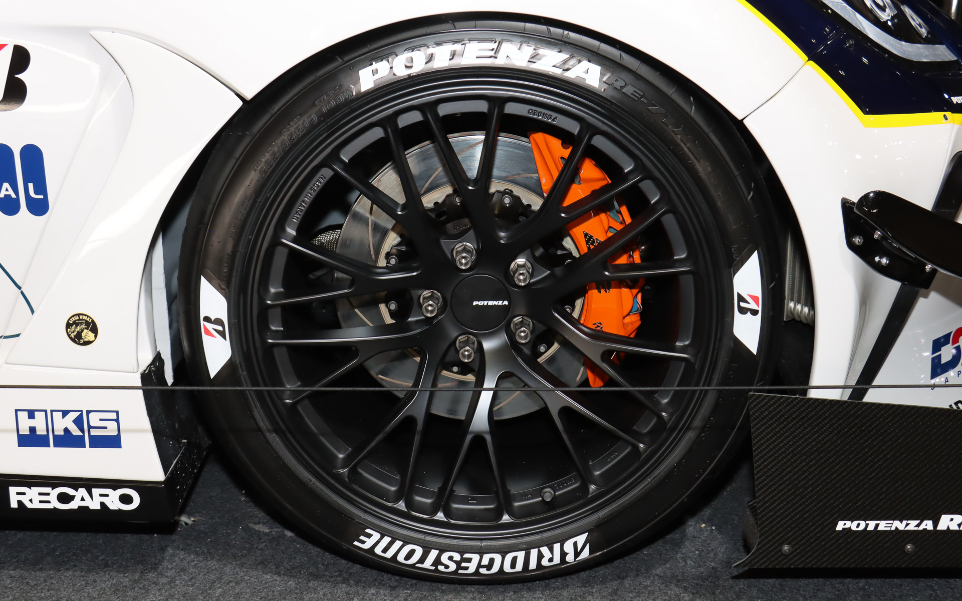 285/35R19サイズのポテンザ RE-71RZを装着