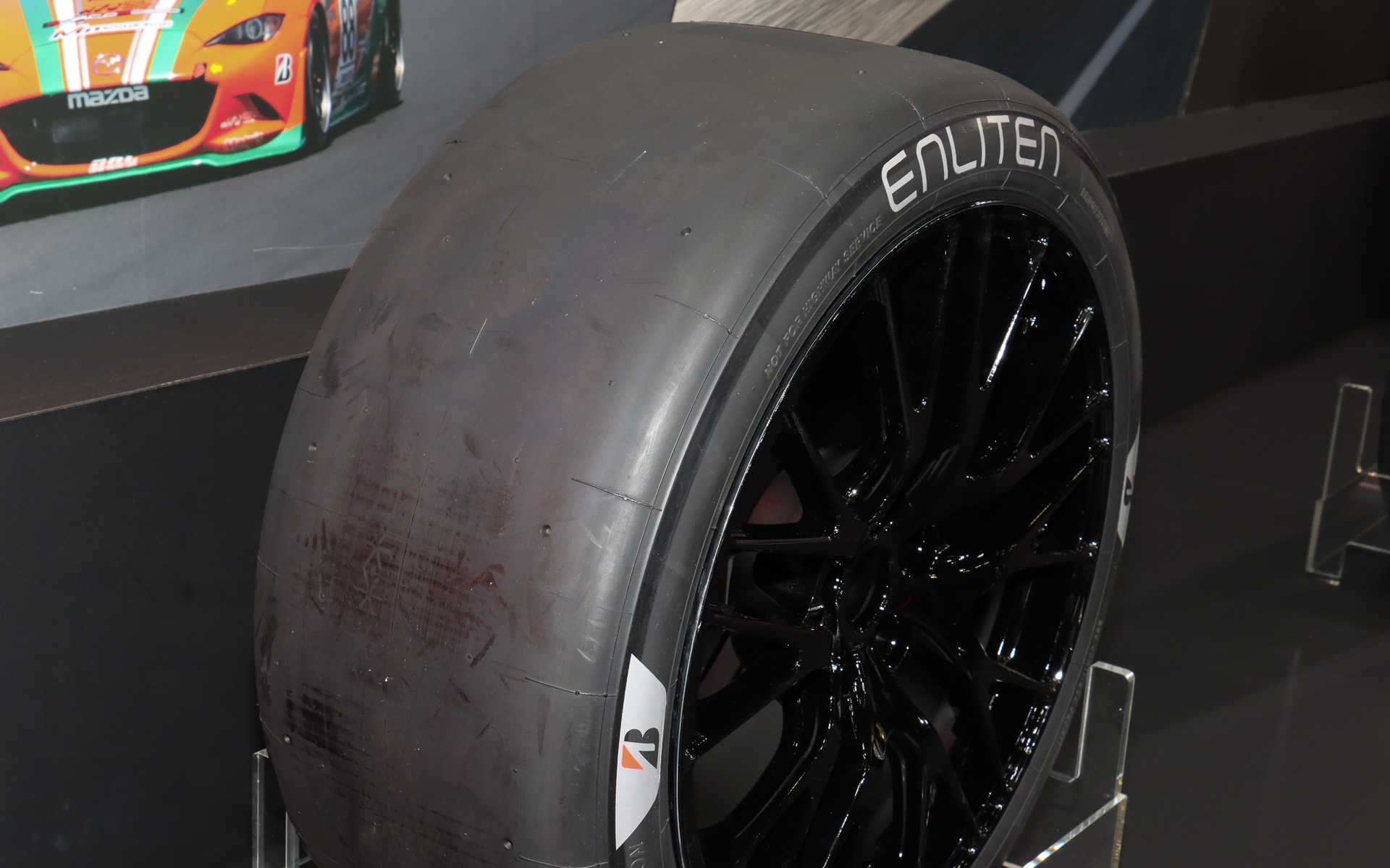 スーパー耐久シリーズ・第7戦で実戦投入された再生資源・再生可能資源を用いる「モータースポーツ用サステナブルタイヤ」