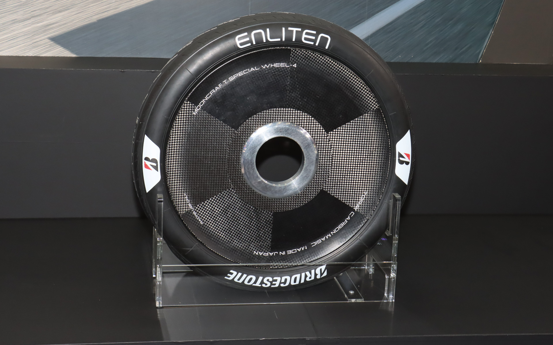 世界最高峰のソーラーカーレース「2025 Bridgestone World Solar Challenge（BWSC）」の優勝チーム「ブルネル・ソーラーカーチーム」（オランダ）も採用した「BWSC専用タイヤ」