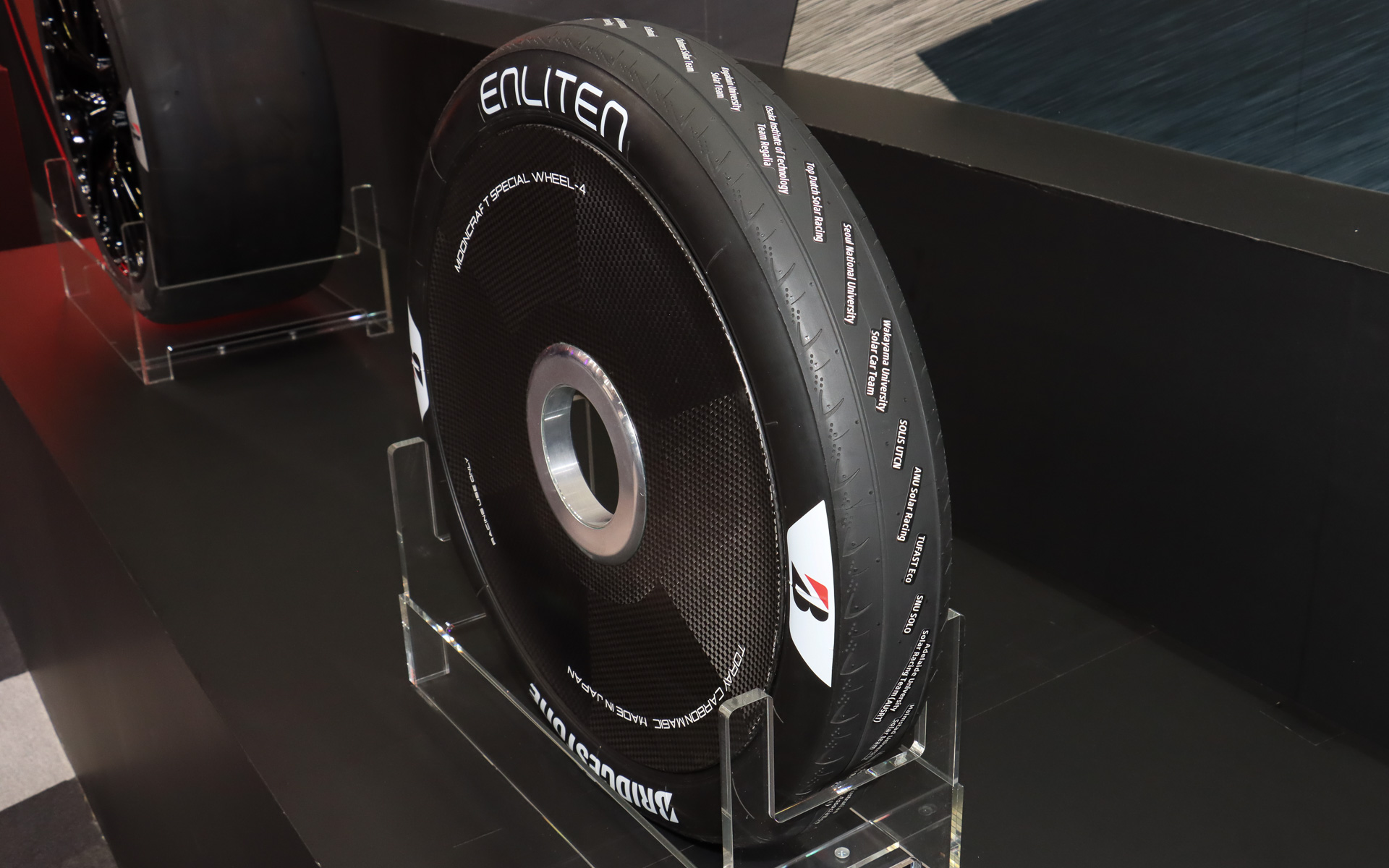 世界最高峰のソーラーカーレース「2025 Bridgestone World Solar Challenge（BWSC）」の優勝チーム「ブルネル・ソーラーカーチーム」（オランダ）も採用した「BWSC専用タイヤ」