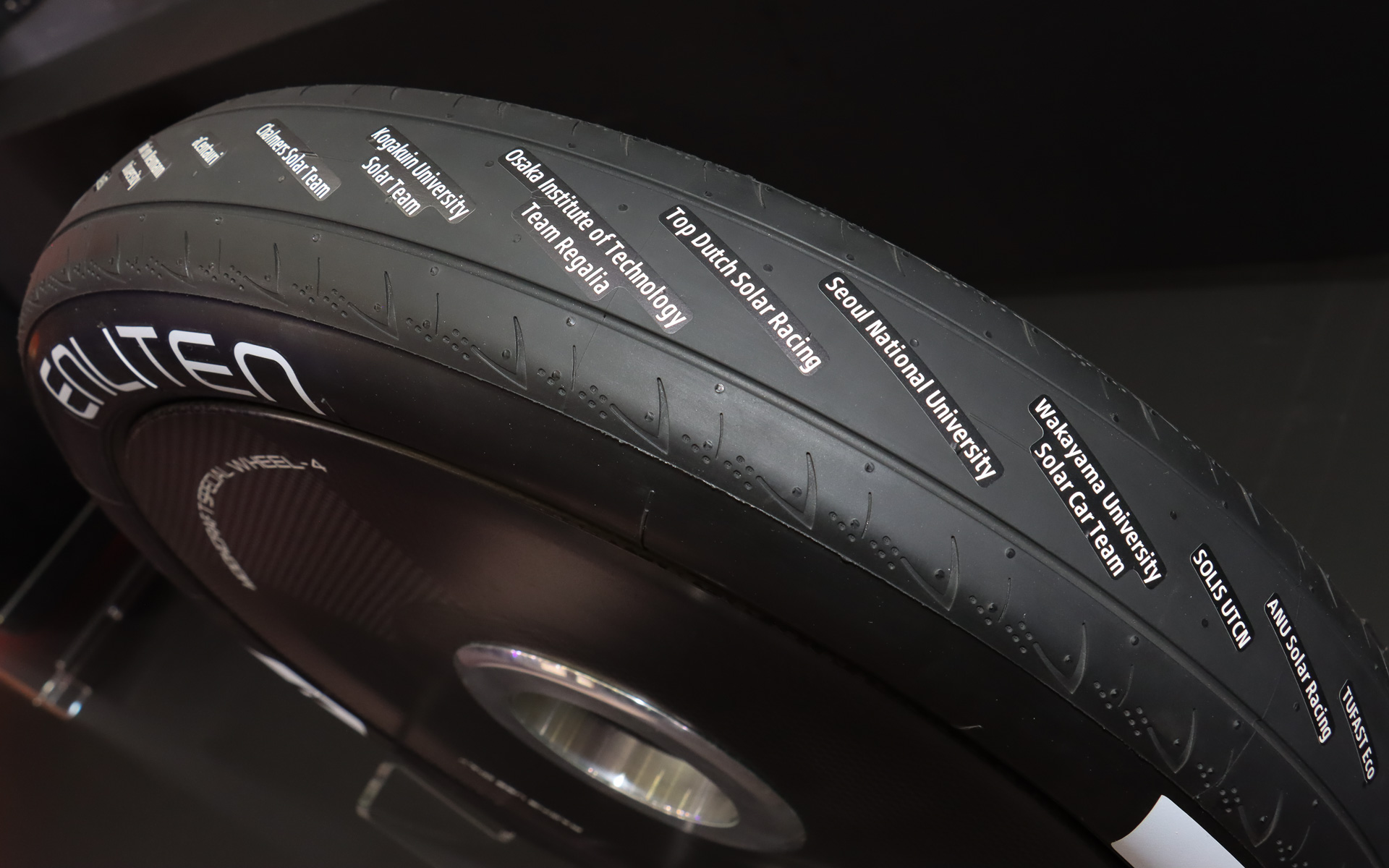 トレッド面に提供チームの名称などが並んでいる