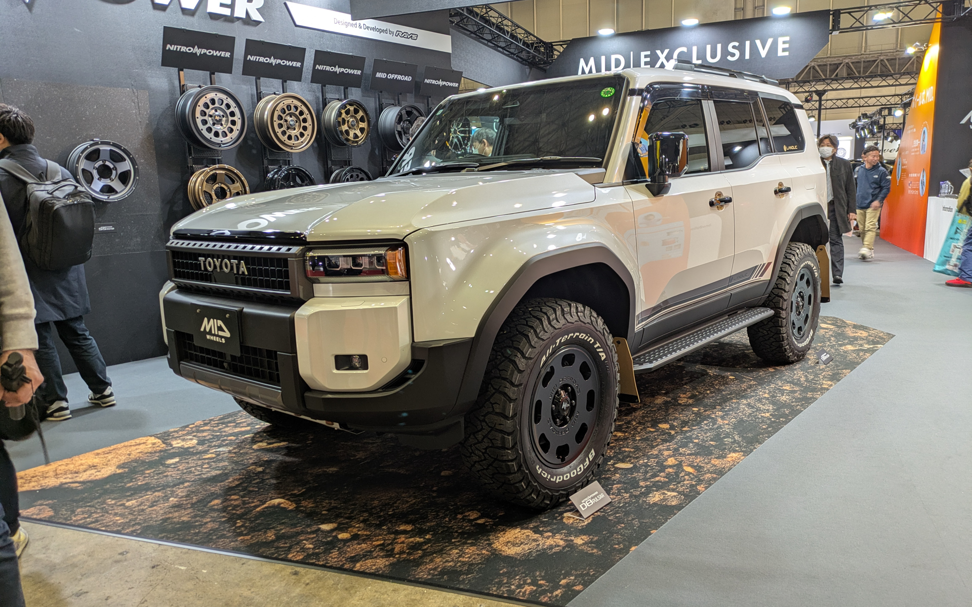 マルカサービスのブースに展示してあるランドクルーザー250には、助手席側に「D8 PULSAR」、運転席側に「R12 HOWITZER」と新作ホイールを2種類装着しているので、ぜひチェックしてほしい