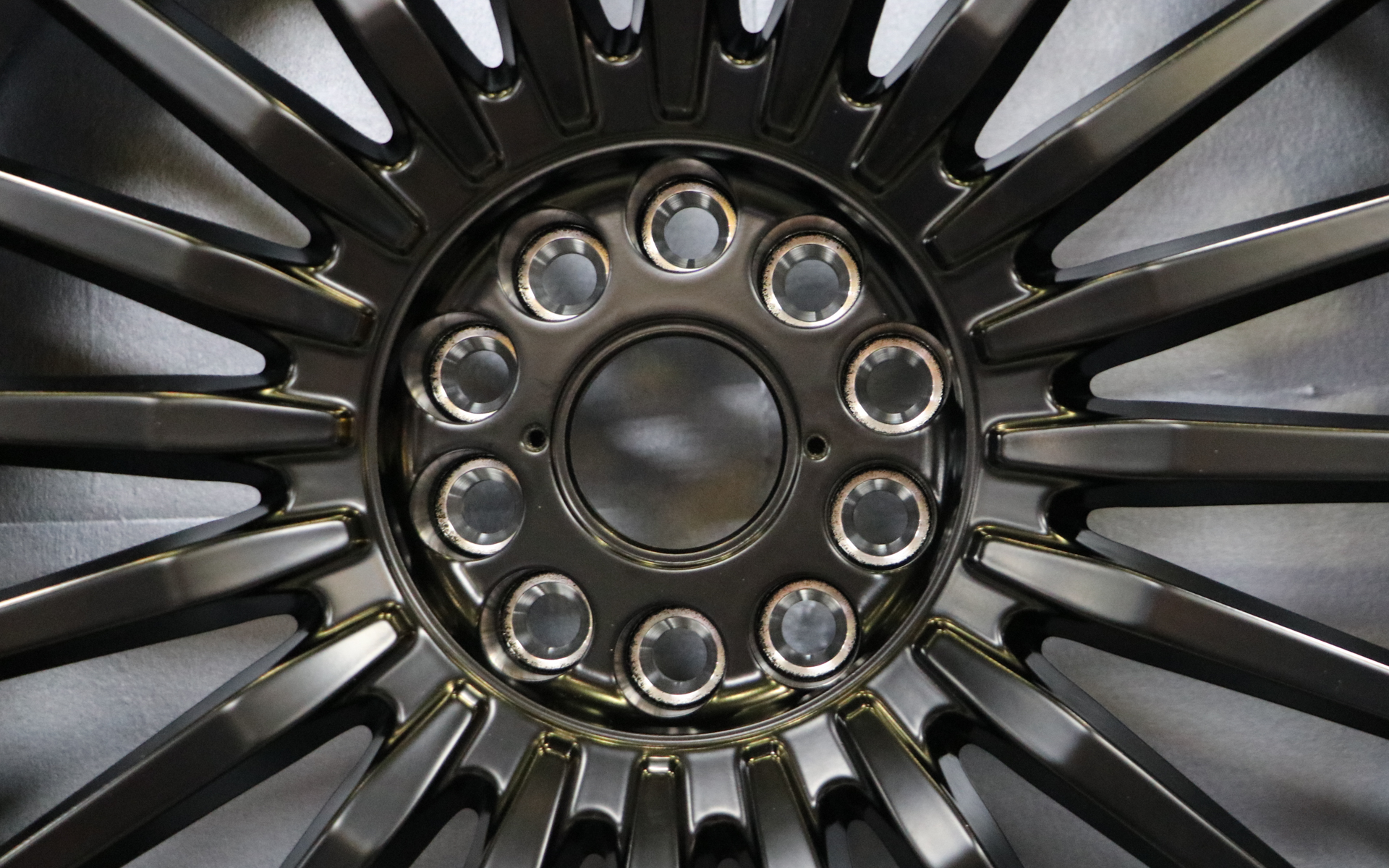 センターオーナメントを外すとカバーが現れ、そのカバーを外すとホイールナットが登場。サイズにより「114.3＆100」「114.3＆108」「114.3＆112」のいずれにも装着できるマルチPCDモデルとなっている