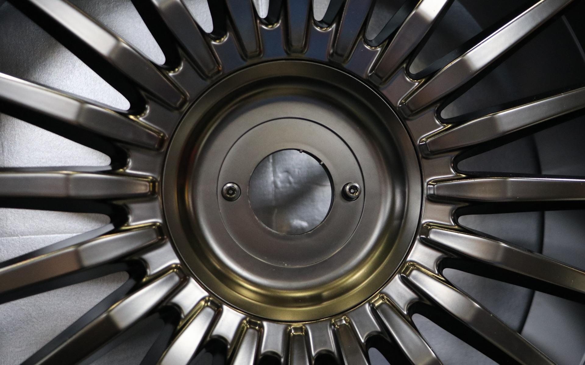 センターオーナメントを外すとカバーが現れ、そのカバーを外すとホイールナットが登場。サイズにより「114.3＆100」「114.3＆108」「114.3＆112」のいずれにも装着できるマルチPCDモデルとなっている