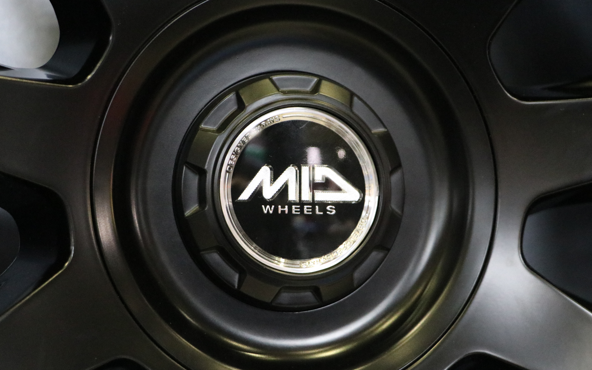 センターオーナメントはメッキタイプの丸形と、凹凸のあるデザインの2種類が付属する