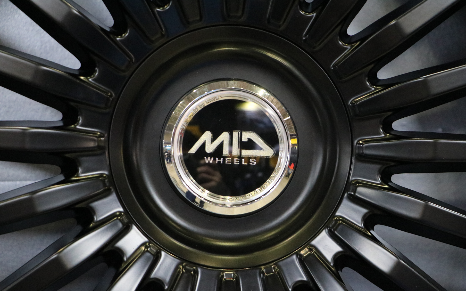 センターオーナメントはメッキタイプの丸形と、凹凸のあるデザインの2種類が付属する