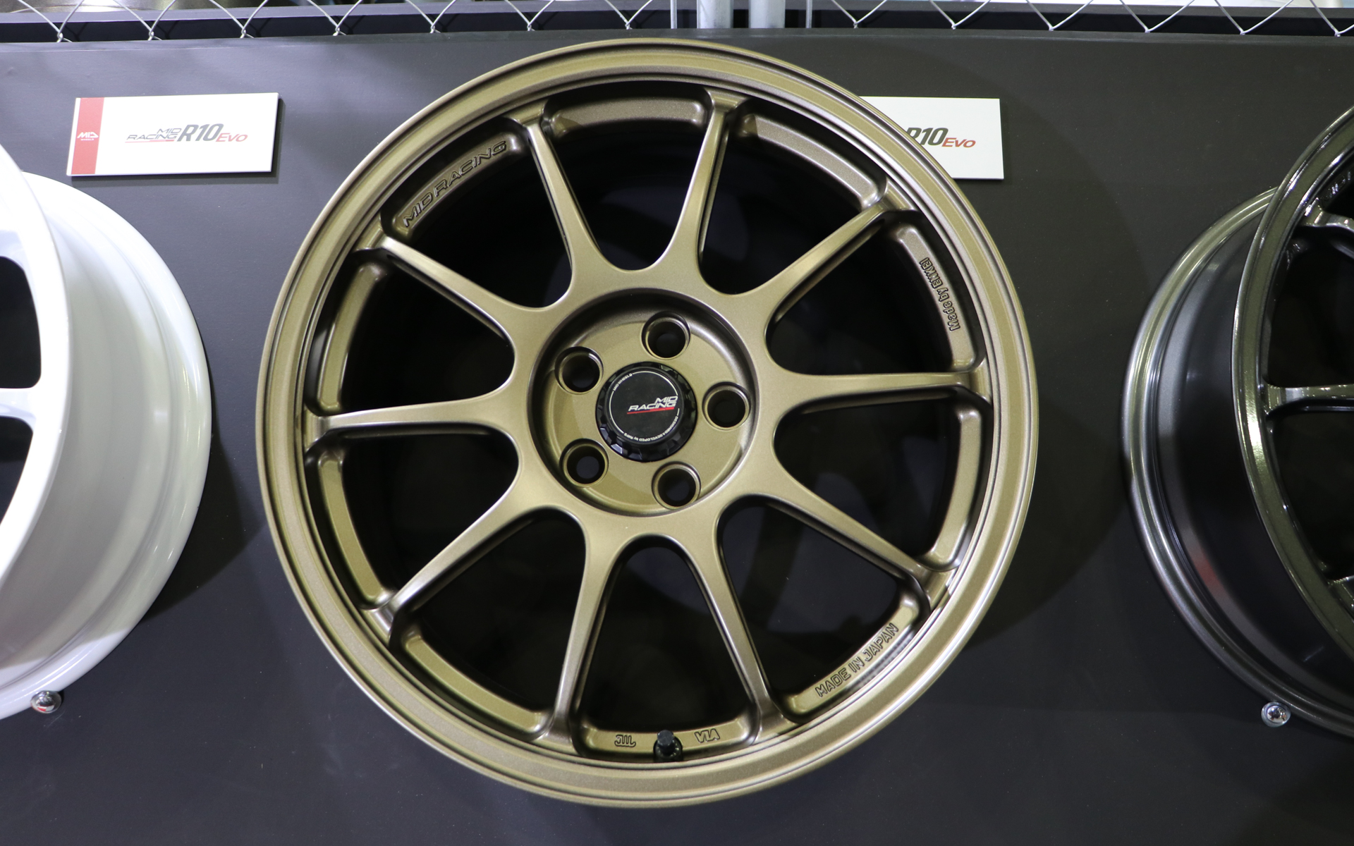 R10 EVO。カラーはすべて参考イメージ